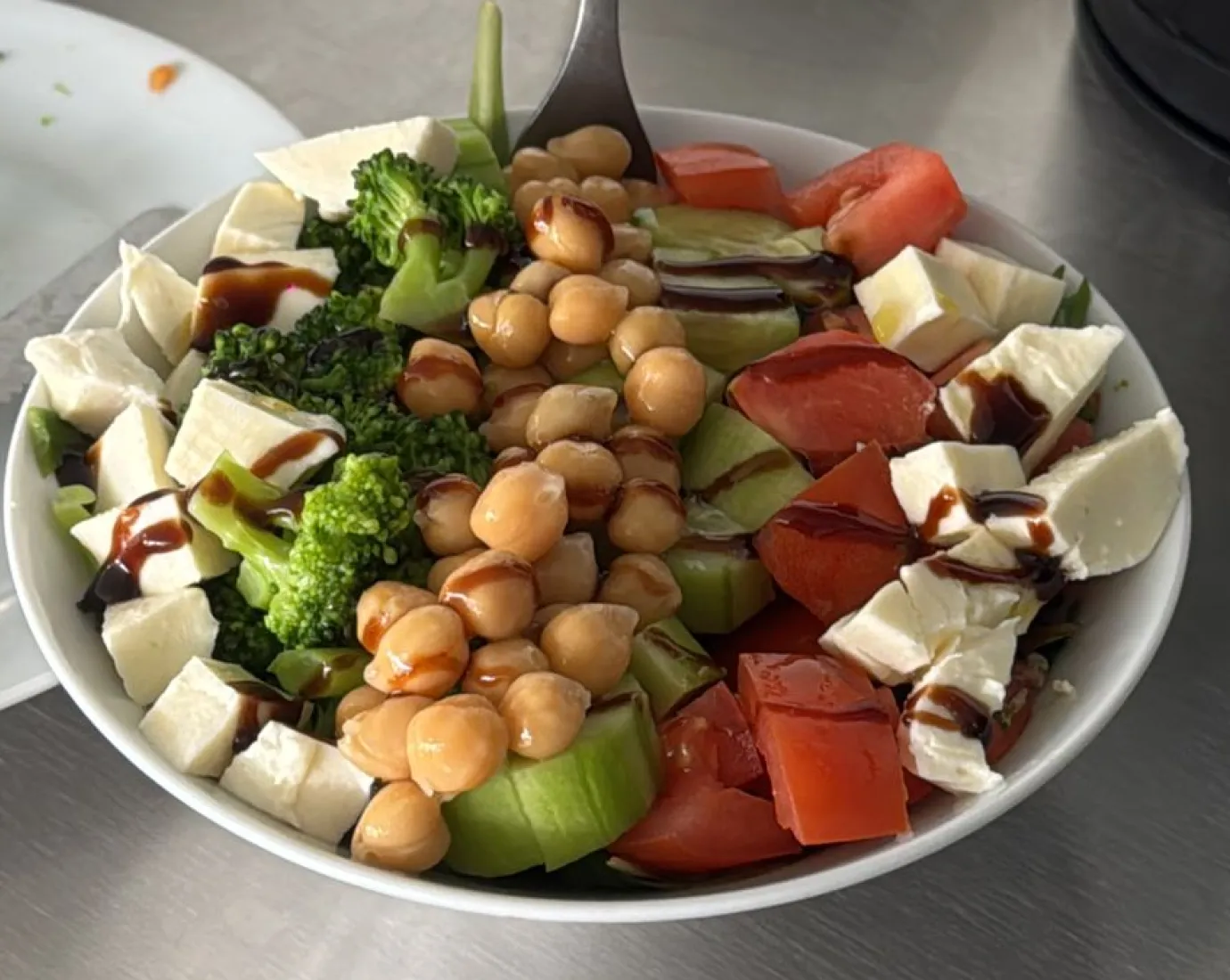 Erstelle einen kurzen, barrierefreien Alt-Text auf Deutsch für das gezeigte Bild. Beschreibe nur das visuell Wesentliche, sachlich und neutral. Halte den Text auf einen Satz und maximal 70 Zeichen begrenzt. Verwende klare, einfache Sprache und die Schreibweise der Webseite uni.li.“