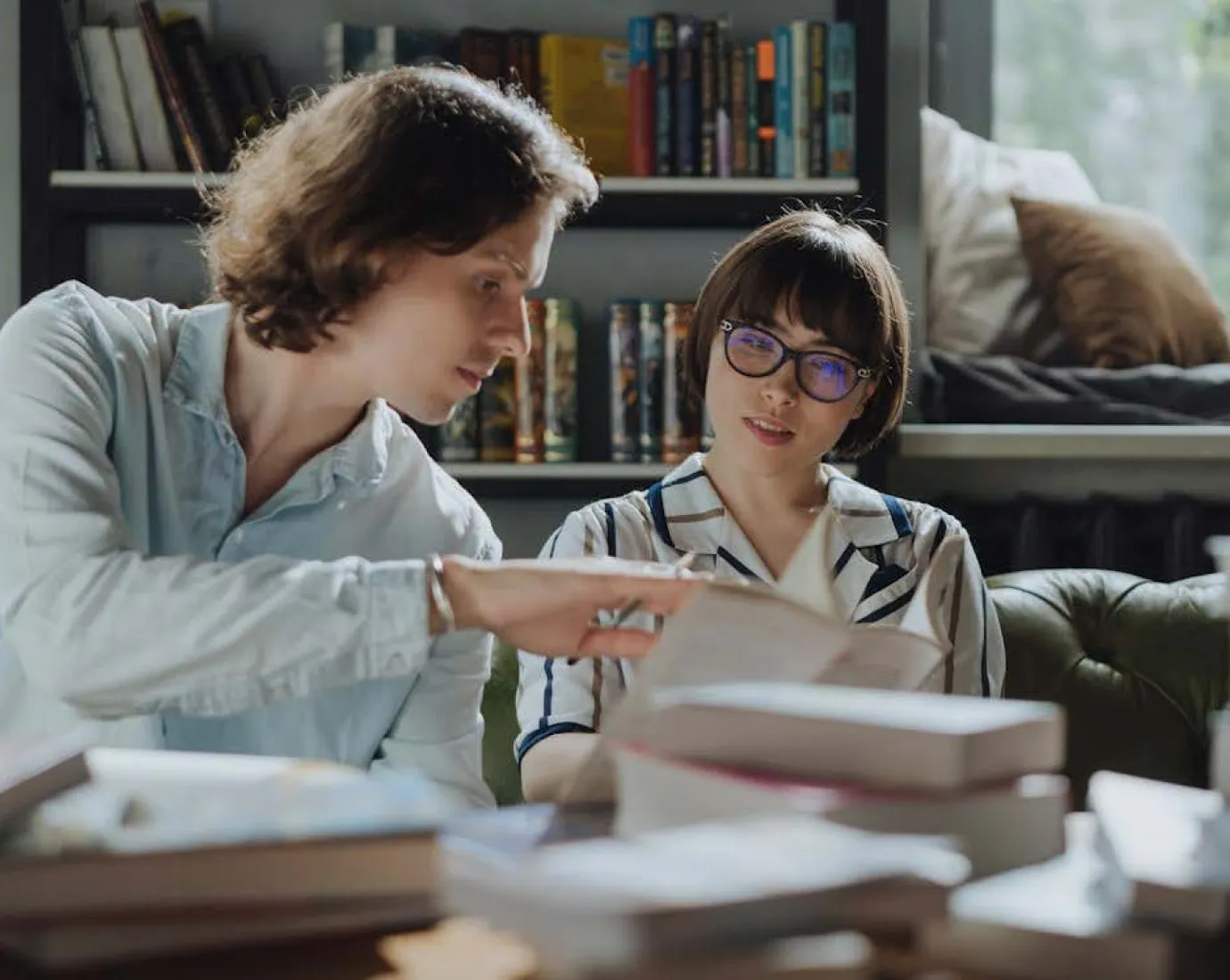 zwei Studierende schauen sich ein Buch an