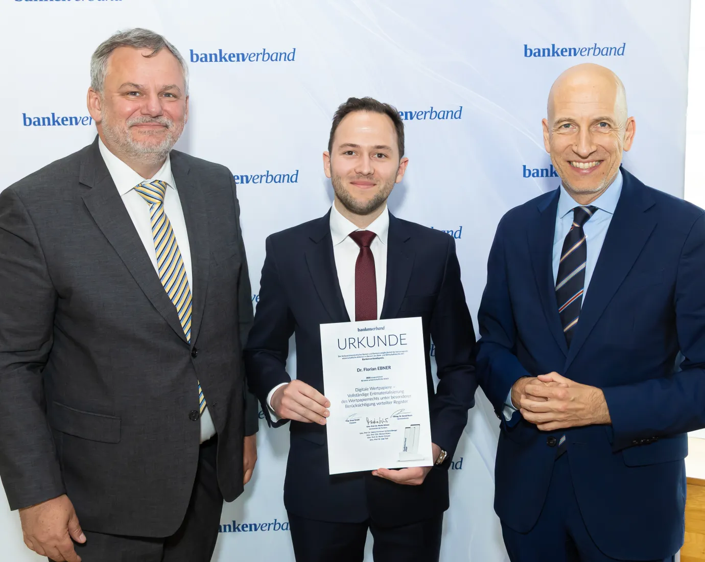 Florian Ebner erhält Auszeichnung