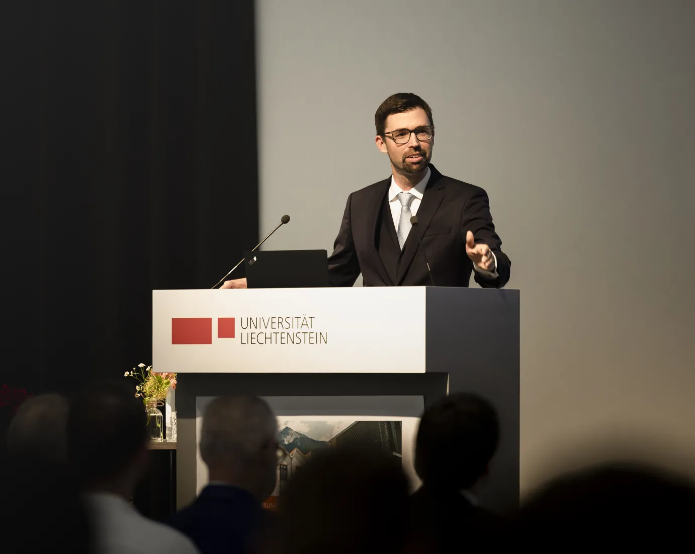 Dozent hält einen Vortrag bei einer Antrittsvorlesung an der Universität Liechtenstein