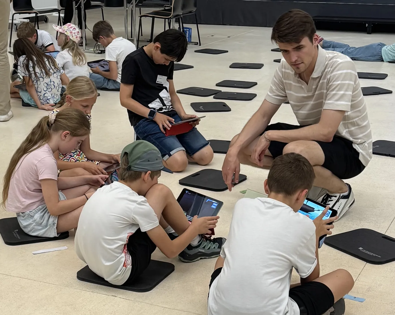 Gruppe von Kindern hören dem Lehrer zu