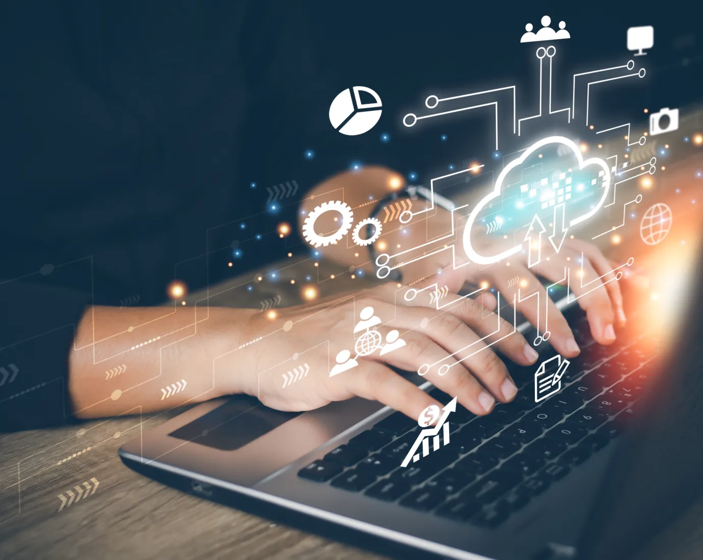 Mann arbeitet am Laptop mit eingefügten Symbolen für Cloud Computing