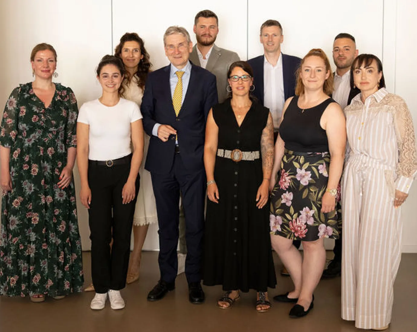 Erfolgreiche Studenabsolventen mit Studiengangsleiter Martin Wenz