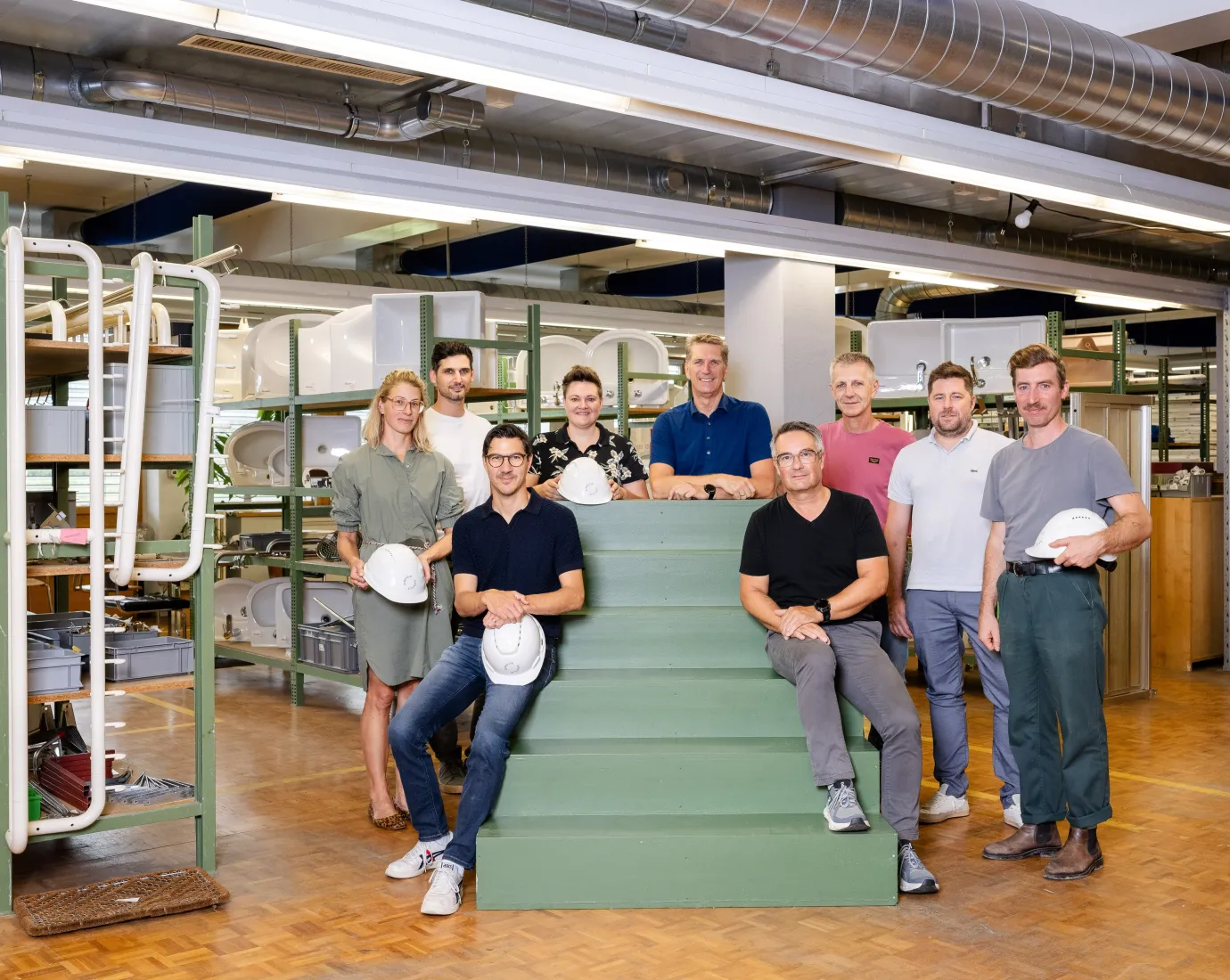 Gruppenfoto in einem Bauteillager