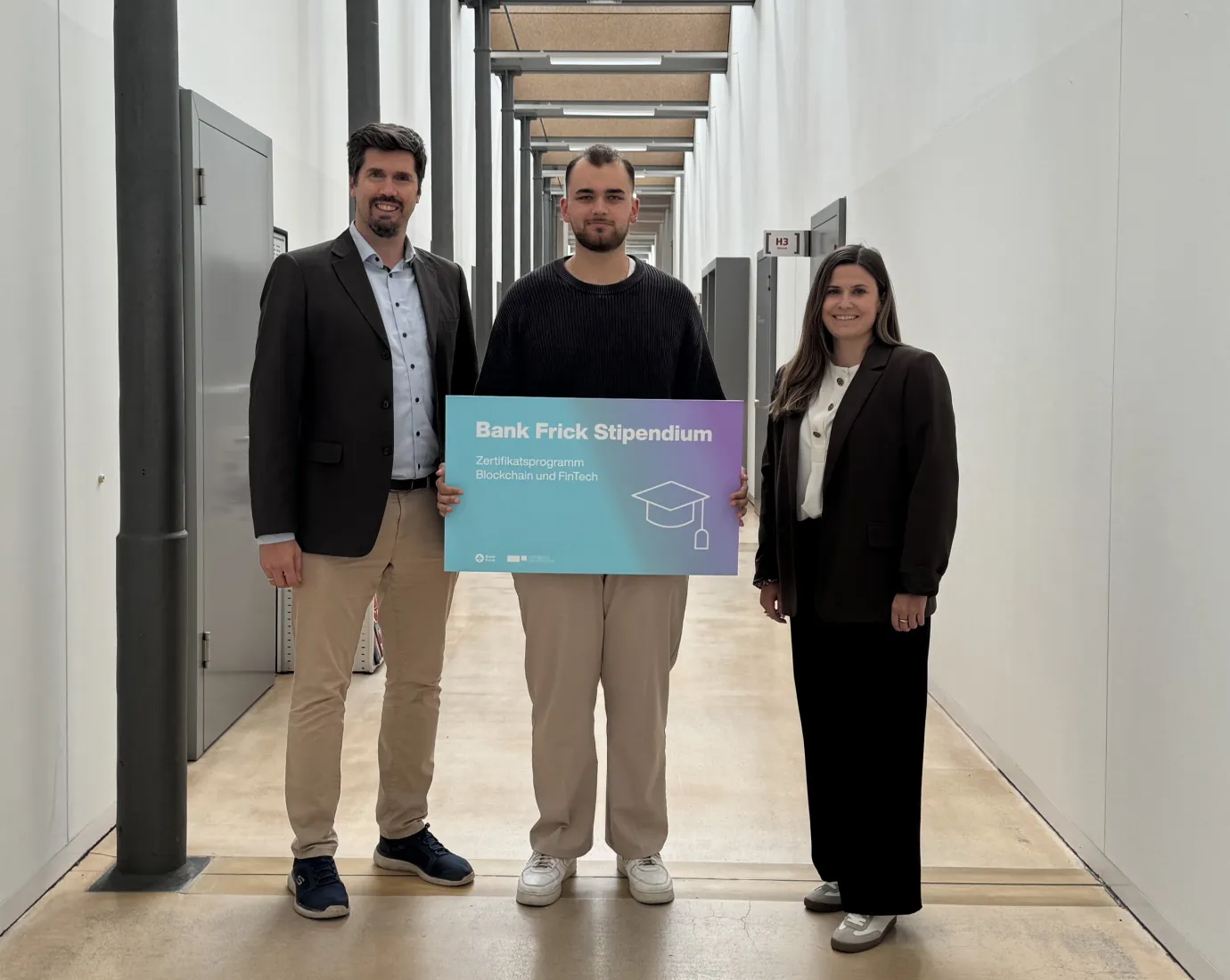 Stipendiat Luca George (mitte) zusammen mit Martin Angerer und Vertreterin Bank Frick