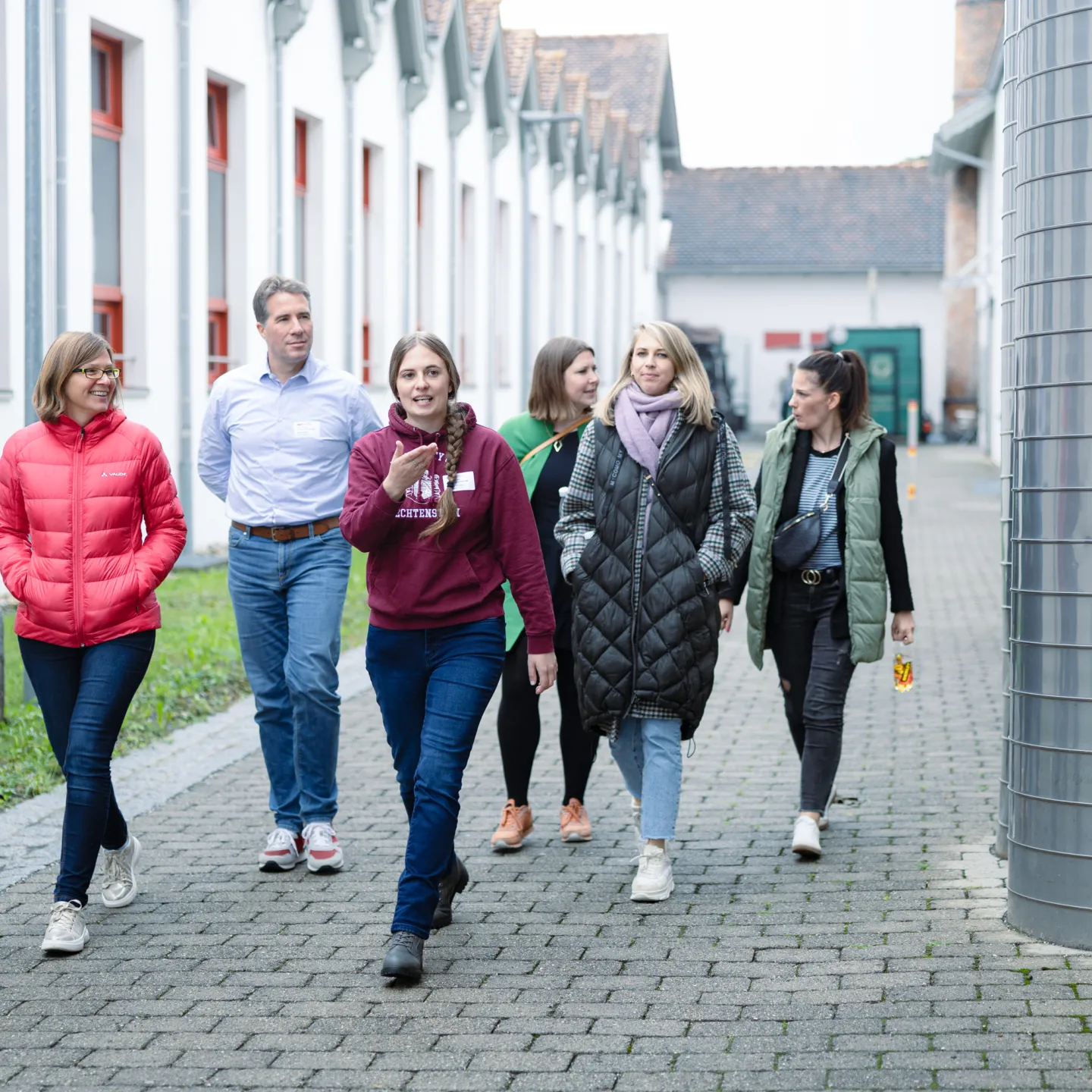 Alumni Gruppe beim gemeinsamen Spaziergang über den Campus der Universität Liechtenstein.
