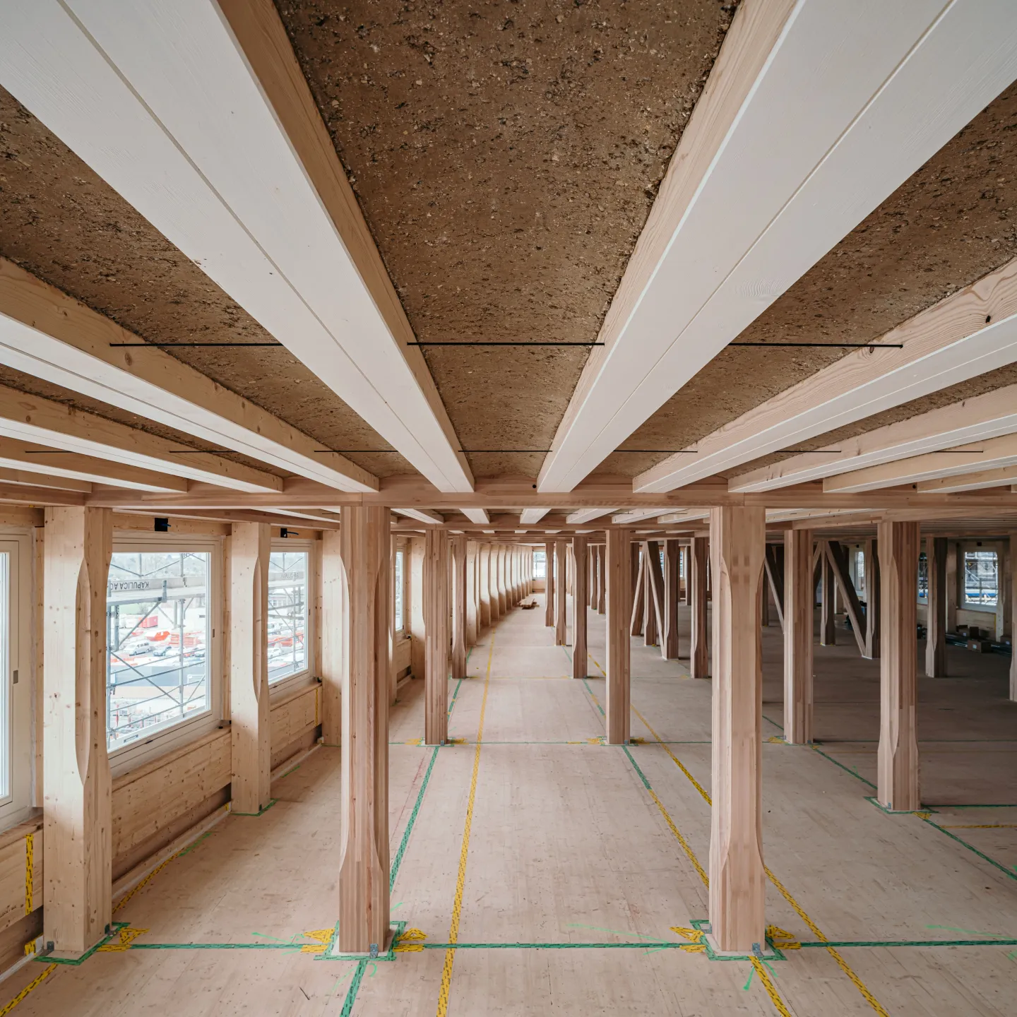 Architektur-Innenraum-mit-Holz-und-Lehmstruktur-Projekt-Hortus-Basel-earth-HUB-der-Liechtenstein-School-of-Architectur