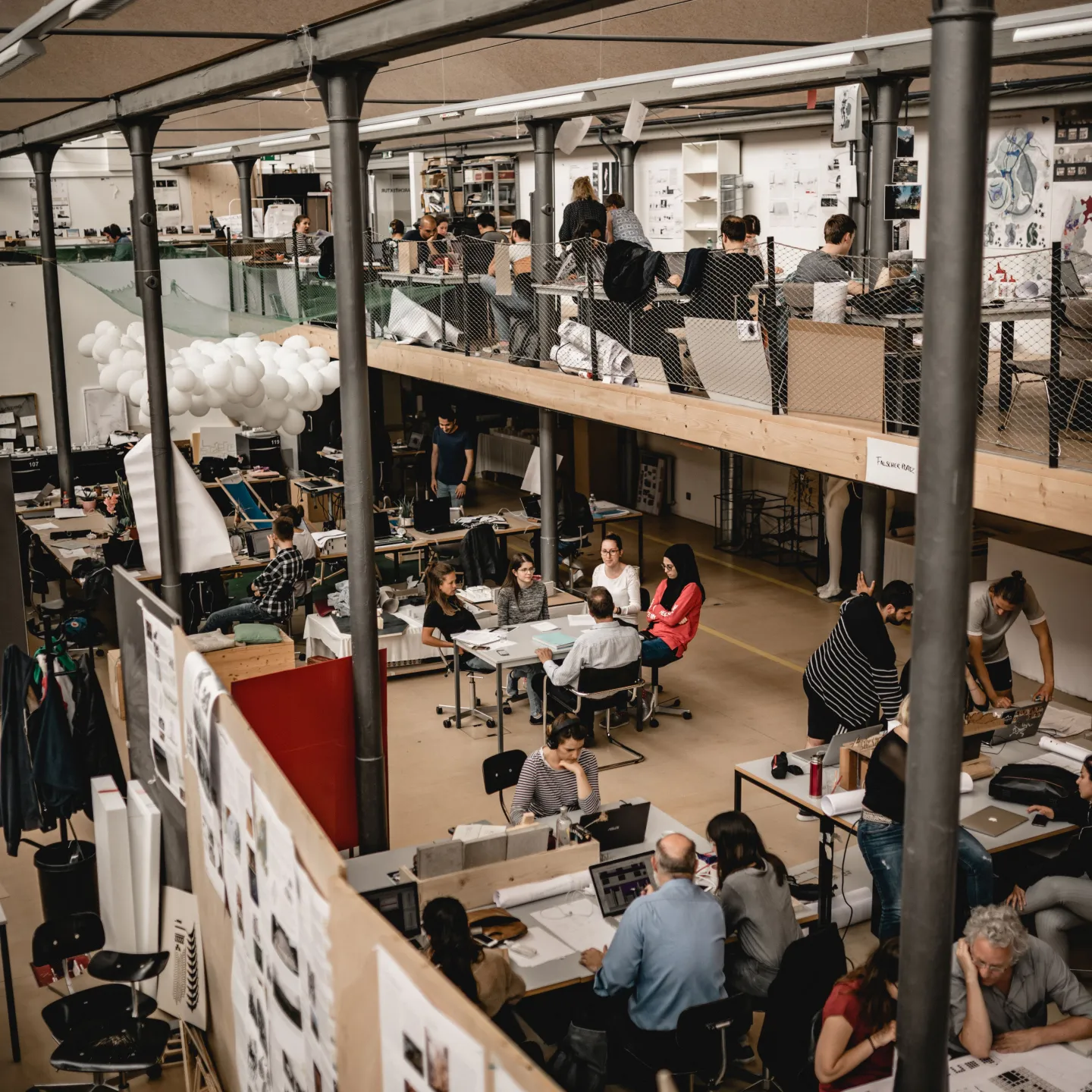 universitaet-liechtenstein_studium_Architektur-Atelier-der-Liechtenstein-School-of-Architecture-mit-Studierenden-im-kreativen-Arbeitsprozess