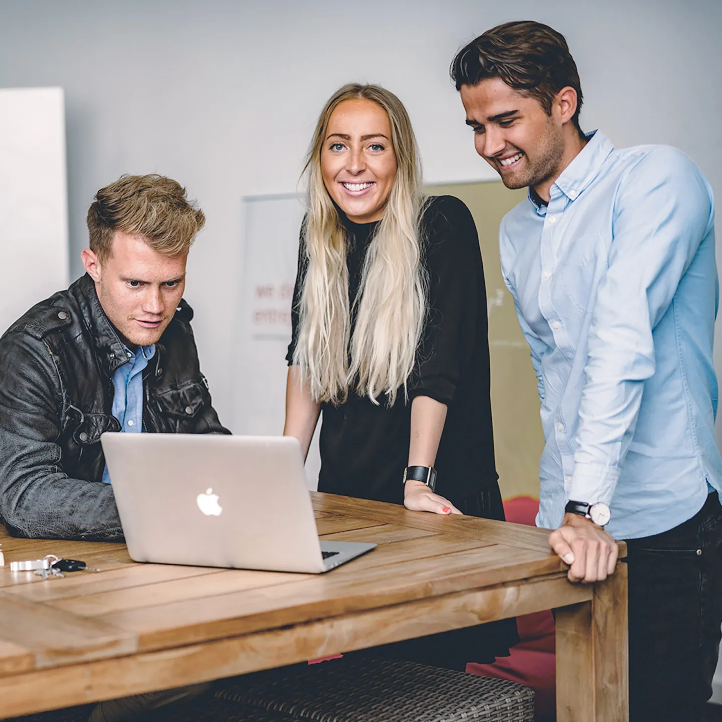 Masterstudierende im Studiengang Entrepreneurship und Management der Universität Liechtenstein arbeiten gemeinsam an einem Projekt am Laptop in moderner Lernumgebung.