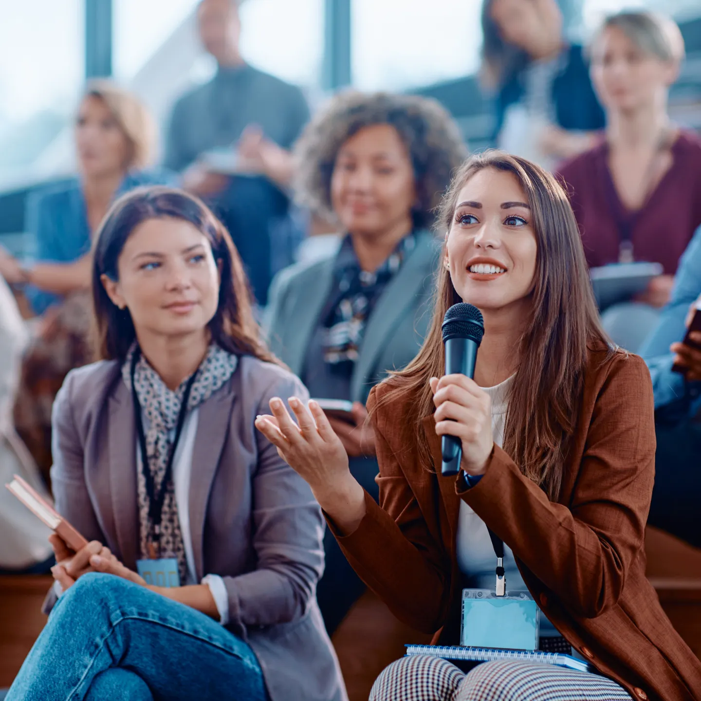 Studierende des Bachelorstudiums Betriebswirtschaftslehre der Universität Liechtenstein beteiligen sich aktiv an einer Vorlesung mit Fragerunde in moderner Hörsaalatmosphäre.