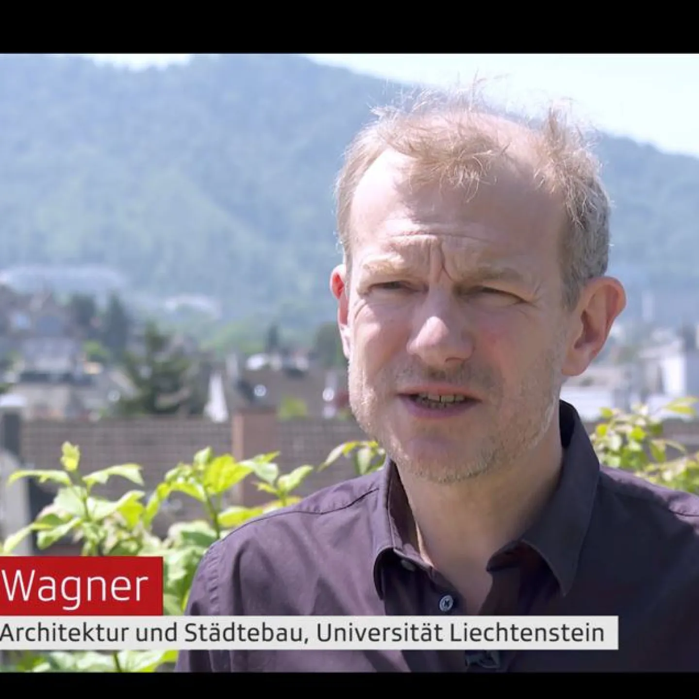 Professor Michael Wagner von der Universität Liechtenstein, der in der SRF-Sendung 10vor10 ein Statement zur Hitzeminderung im urbanen Raum und klimaangepasster Stadtentwicklung gibt.