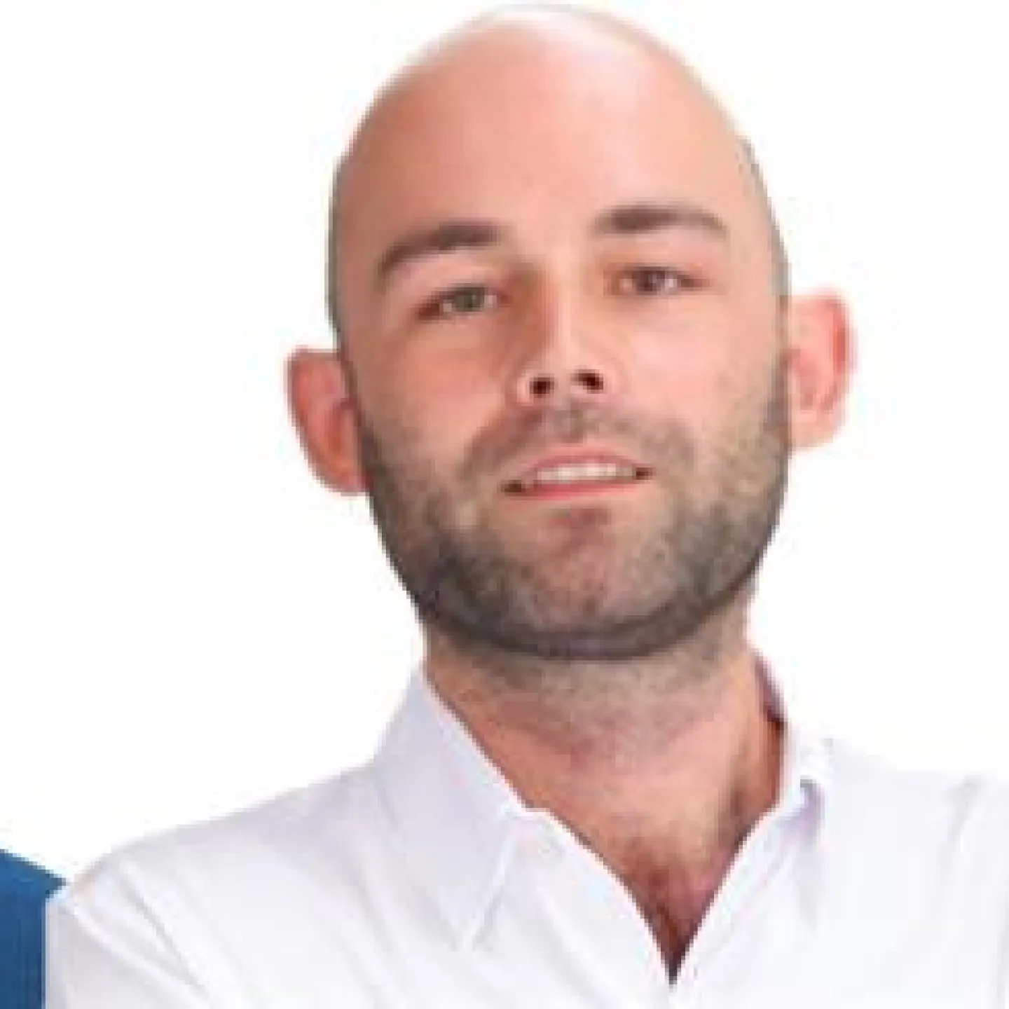 Drei Männer in formeller Kleidung lächeln in die Kamera. Sie sind Teil eines Forschungsteams der Universität Liechtenstein, das maschinelles Lernen zur Vorhersage von Finanzkrisen untersucht.