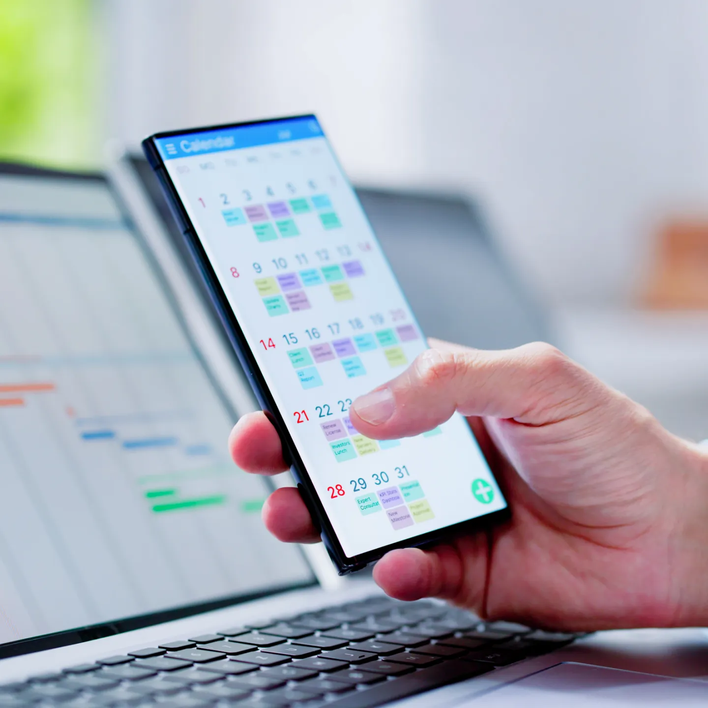 Student plant Studium mit Handy und Laptop