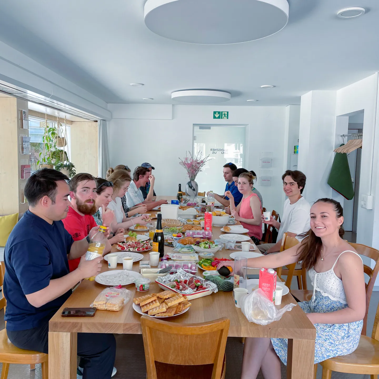 Internationale Studierende sitzen um einen Tisch beim Essen