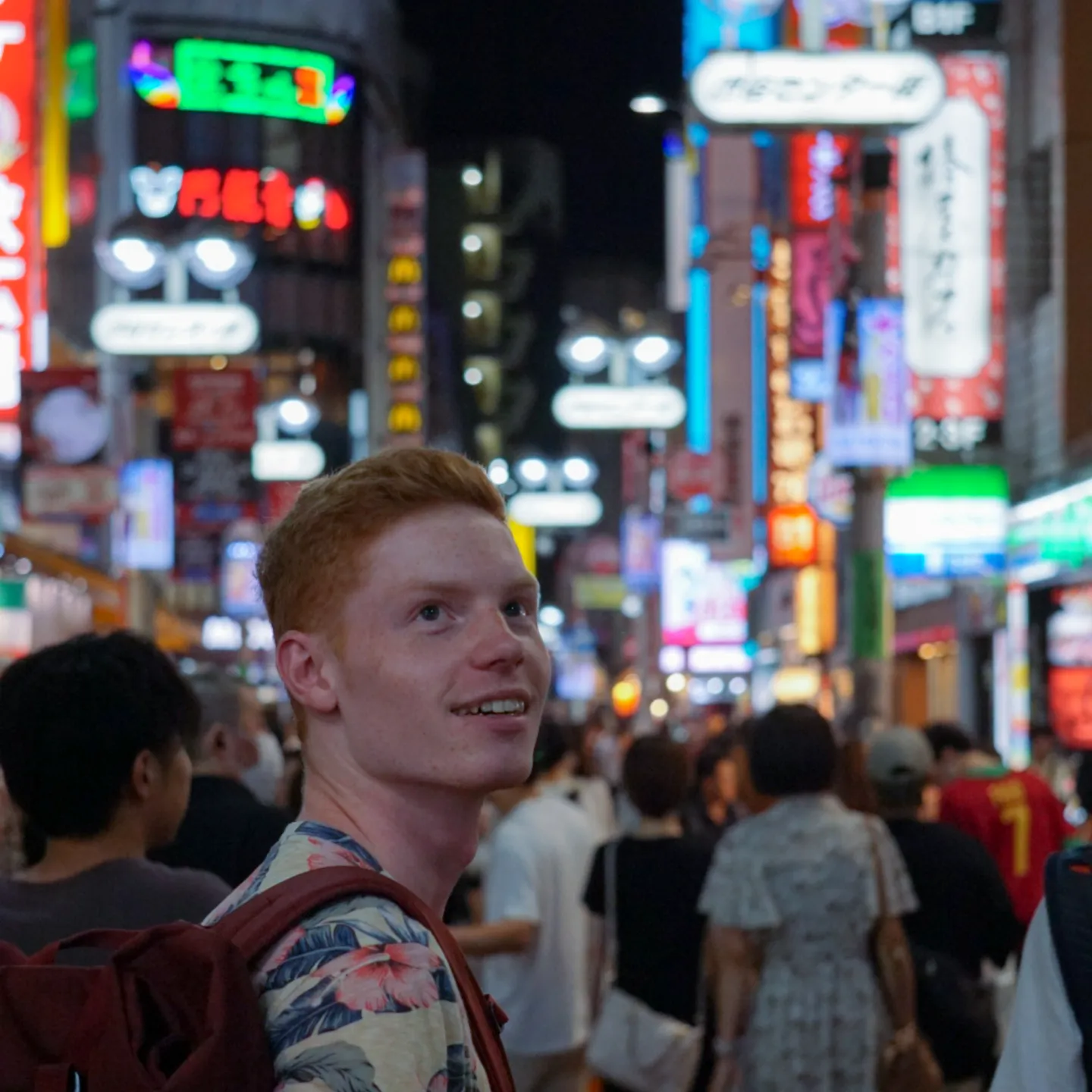 Student Universität Liechtenstein im Ausland bei Nacht in Fussgängerzone