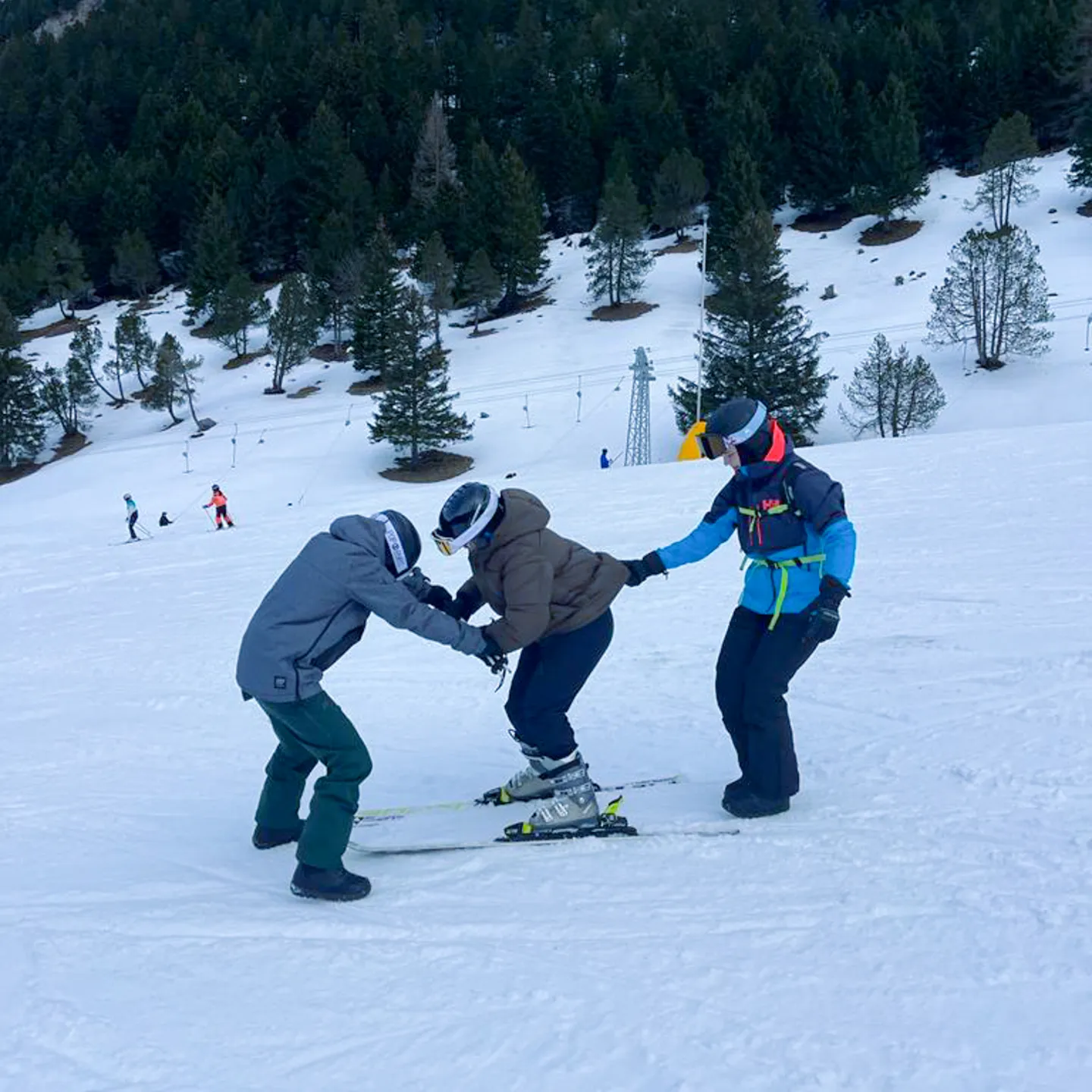 Studierende beim Skifahren mit Skilehrer