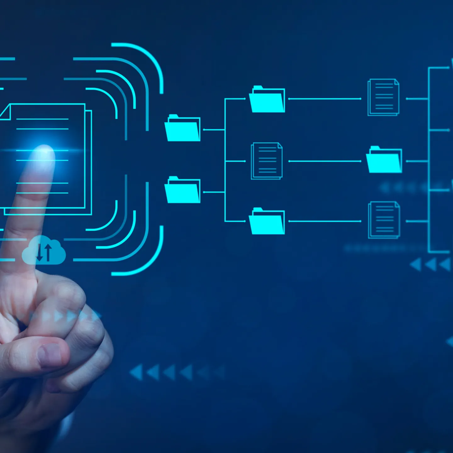 Finger tippt auf digitale Ordnerstruktur mit Cloud-Symbolen.