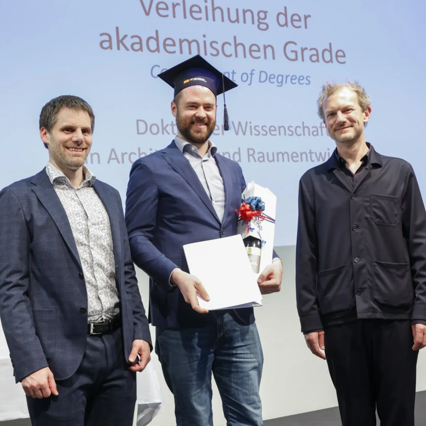 Auf dem Bild sind Dr. Christian Frommelt und Prof. Dipl. Arch. ETH Michael Wagner gemeinsam mit Dr. Luis Gabriel Hilti welcher gerade sein Diplom erhalten hat.