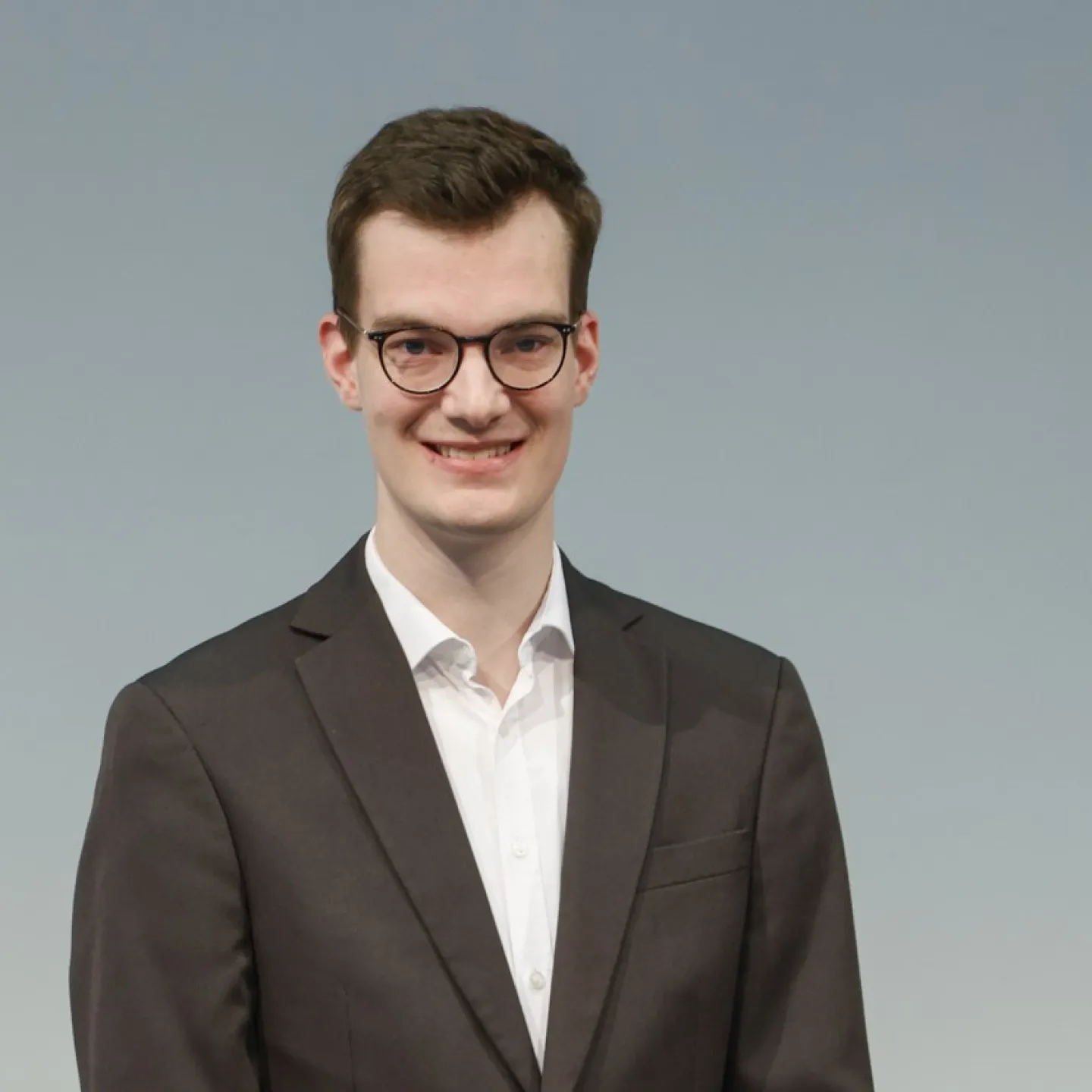 Auf dem Bild zu sehen ist der Absolvent des Masters of Science in Entrepreneurship and Management