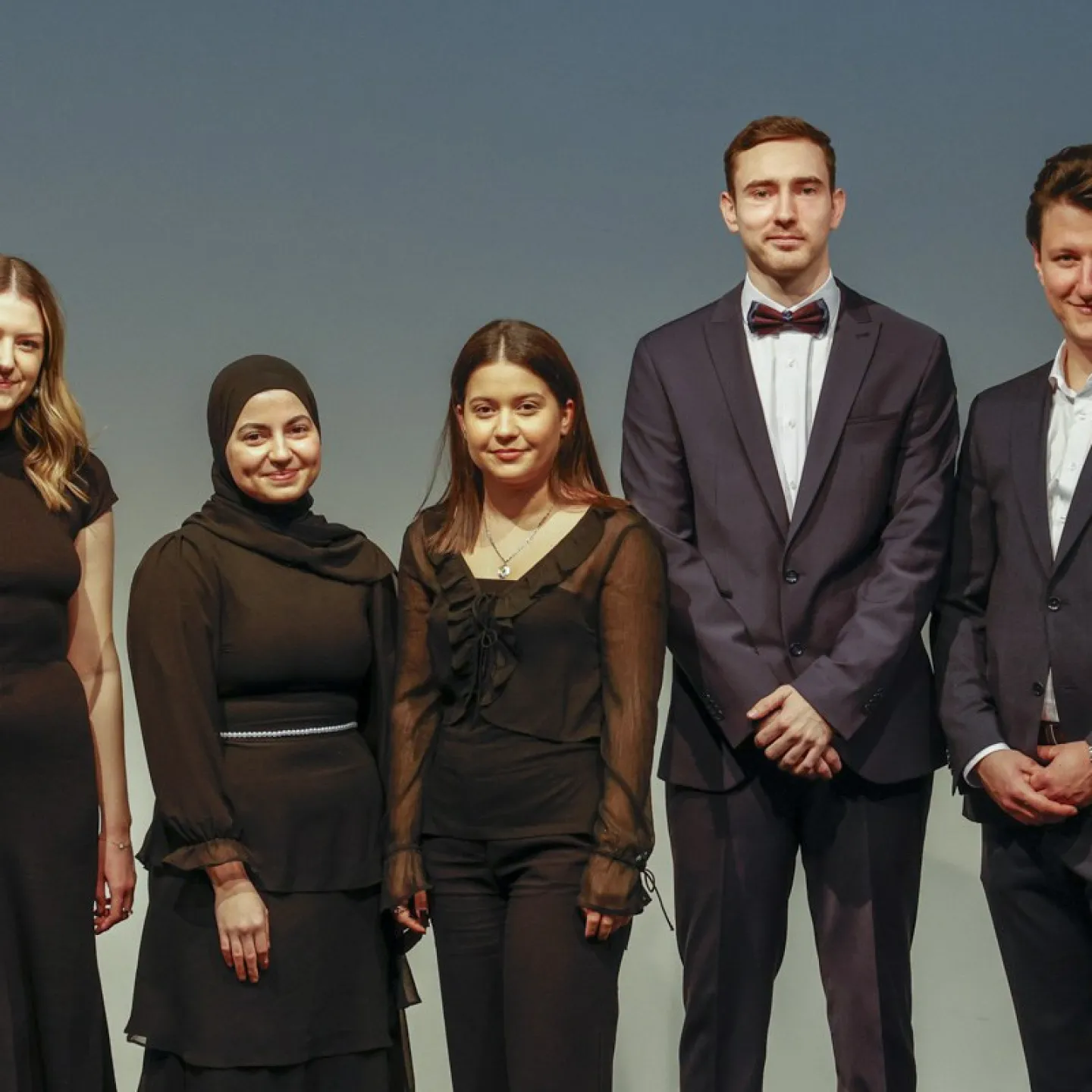 Auf dem Bild sind die Absolvent:innen des Bachelor of Science Betriebswirtschaftslehre.