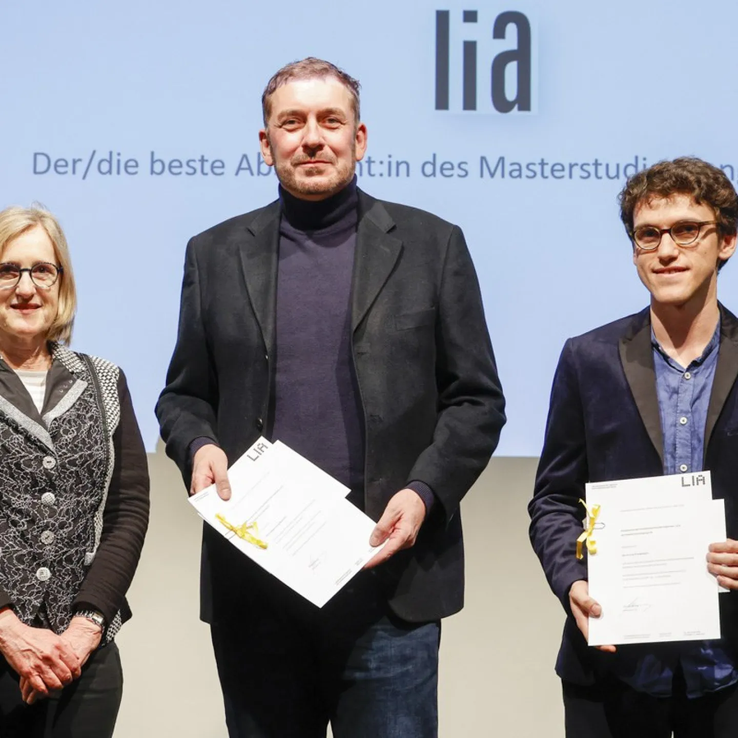 Dipl. Ing. Barbara Dillenkofer-Keppler mit Edwin Juerg Baertschi und Luis Friedemann welche ihr Diplom halten.