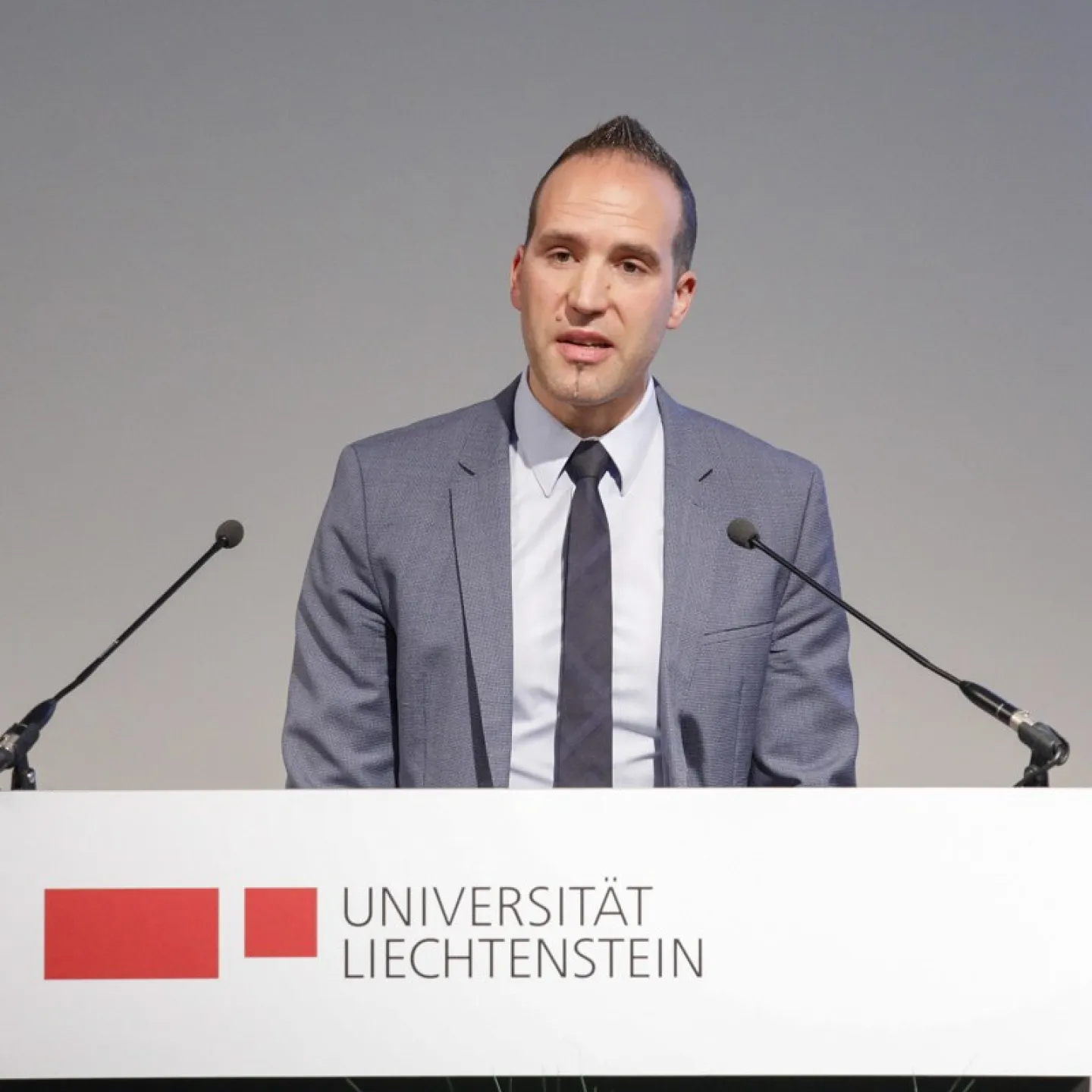 Dr. iur. Manuel Walser bei einer Rede.