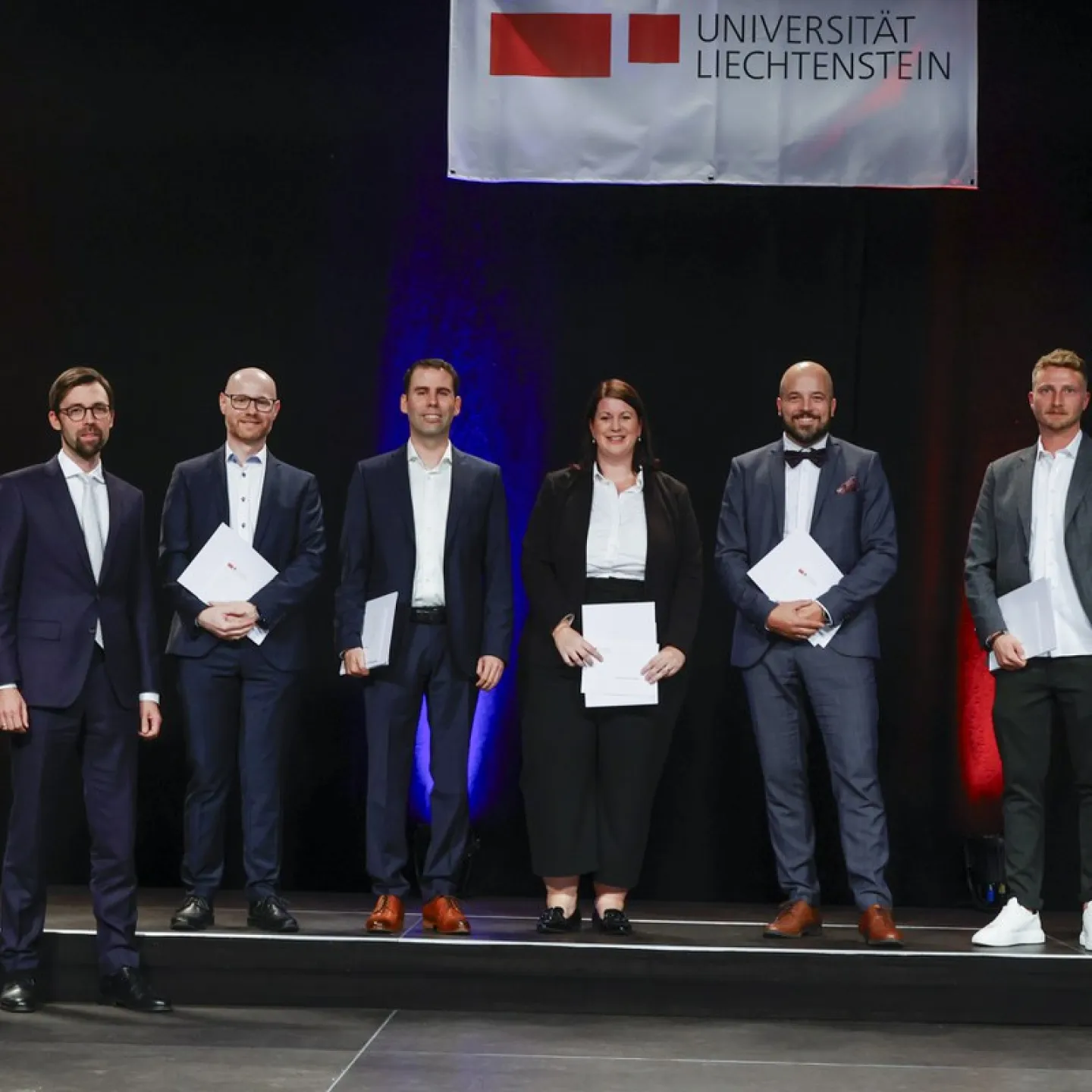 Auf dem Bild sind die Absolvent:innen des LL.M. im Bank- und Finanzmarktrecht zusammen mit PD Dr. Bernhard Burtscher und Dr. Christian Frommelt.