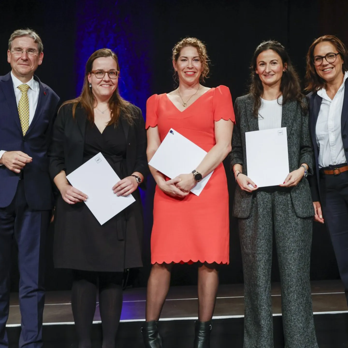 Prof. Dr. Martin Wenz, Jennifer Piras, Stephanie Marxer und Dajana Ehm, mit Dr. iur. Christa Burschowsky sind gemeinsam auf einem Bild.