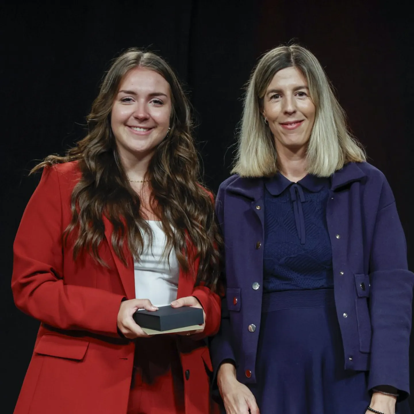Auf dem Bild sind Bettina Beutner und Andrea Rauti.