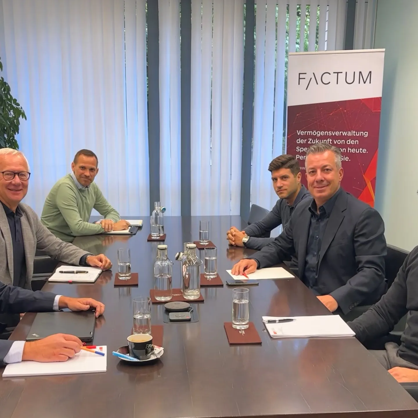 Das Projektteam beim gemeinsamen Auftakt: Dr. Djordje Zivkovic und Prof. Dr. Leo Brecht von der Universität Liechtenstein, gemeinsam mit Pascal Tschütscher, Carmelo Leonardi, Ralf Ackermann und Julian Bühler von der Factum AG (v. l. n. r.).
