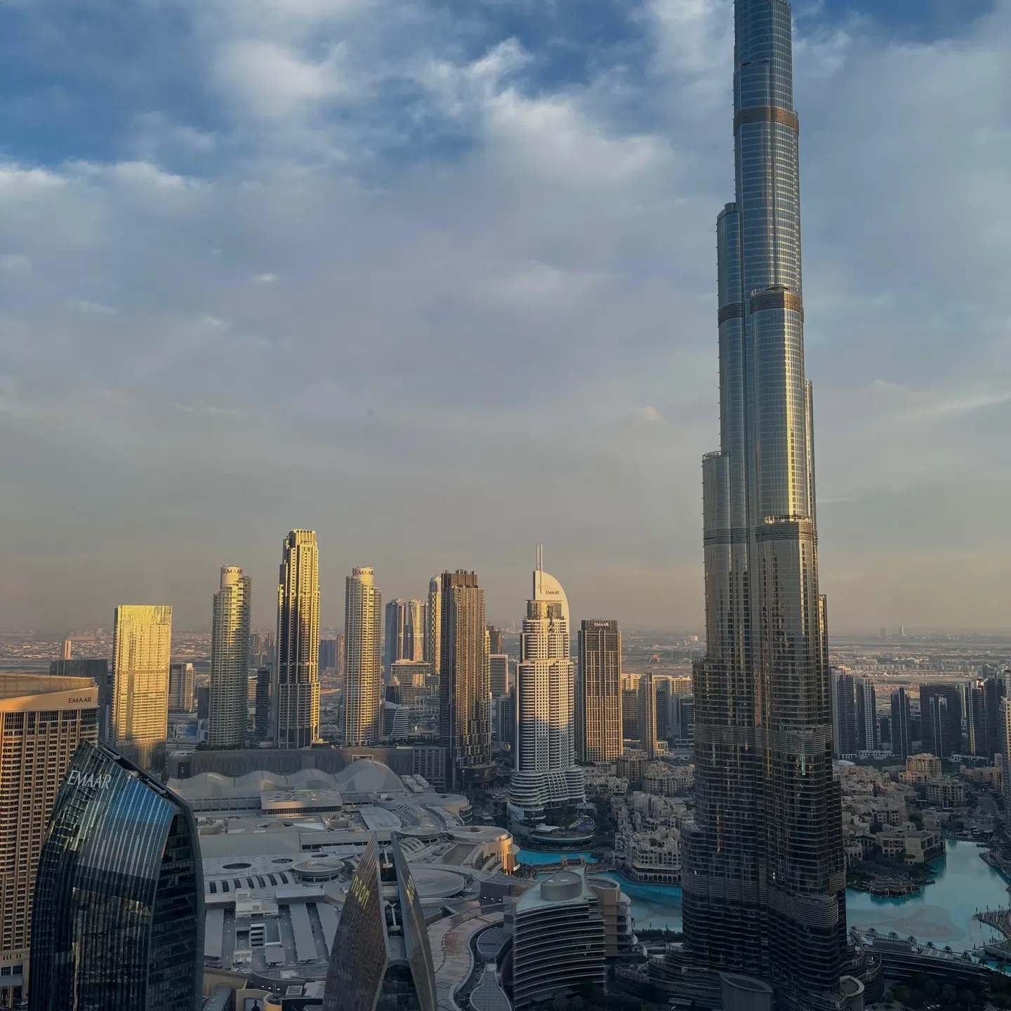 Die Skyline Dubais inklusive Burj Khalifa.