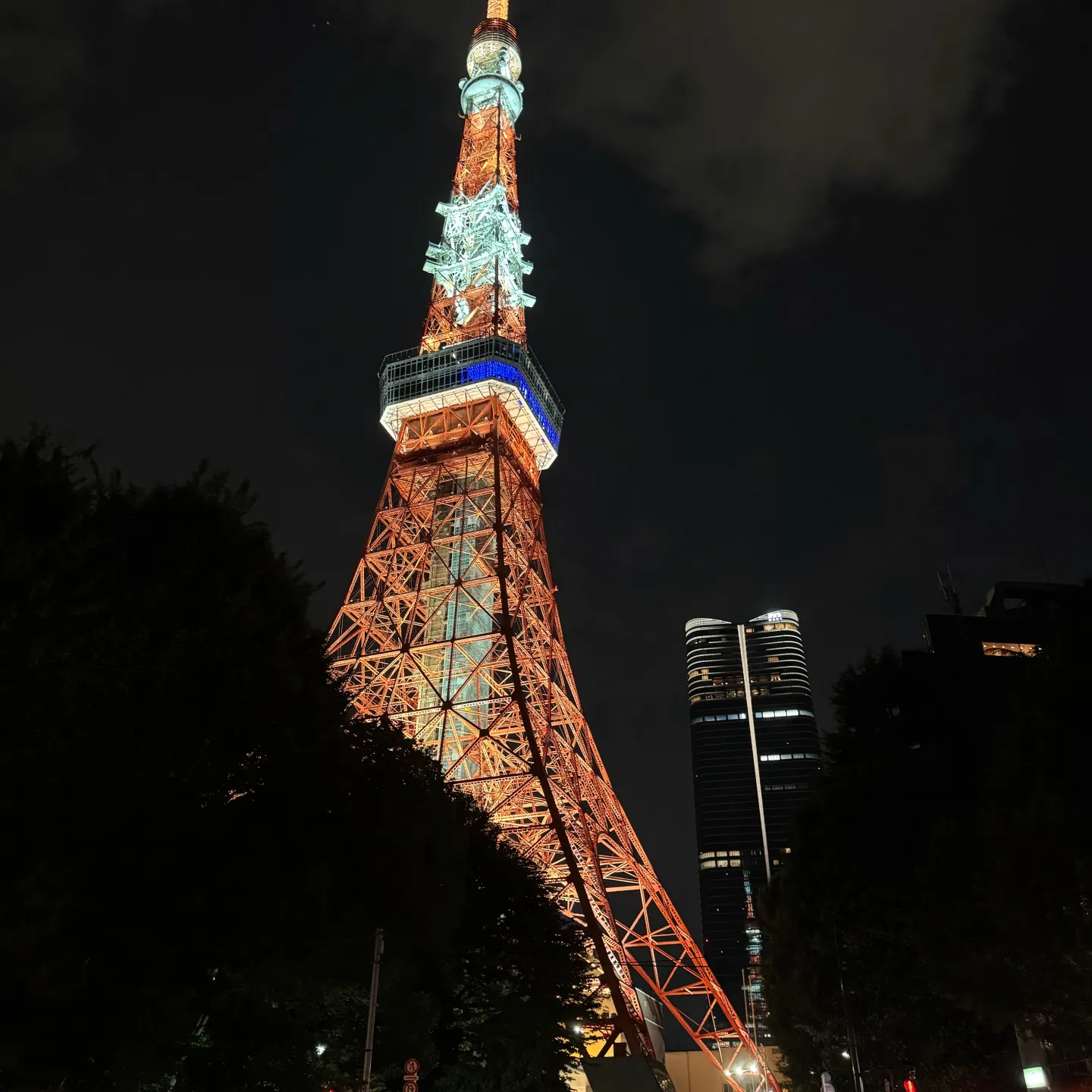Der Tokio Tower bei Nacht in Rot Blauer Beleuchtung