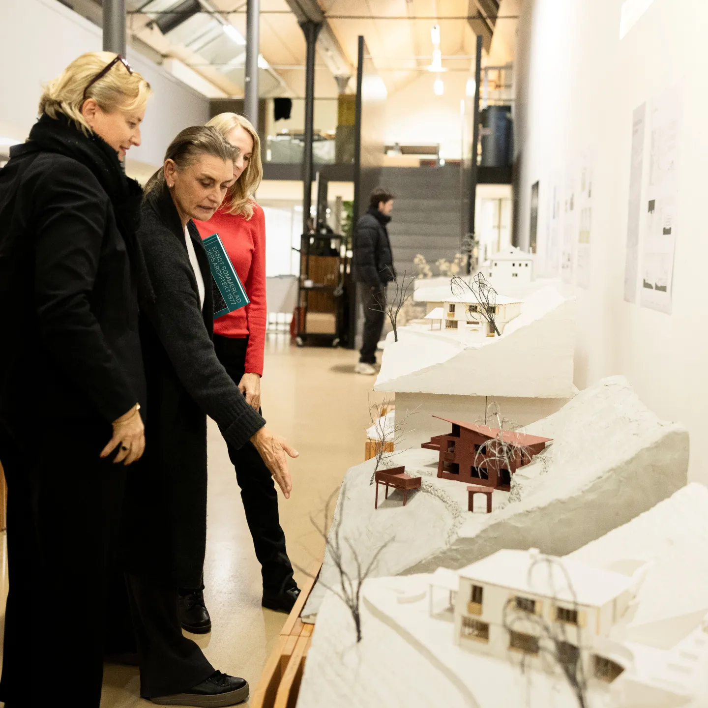 Menschen, die auf Architekturmodelle schauen