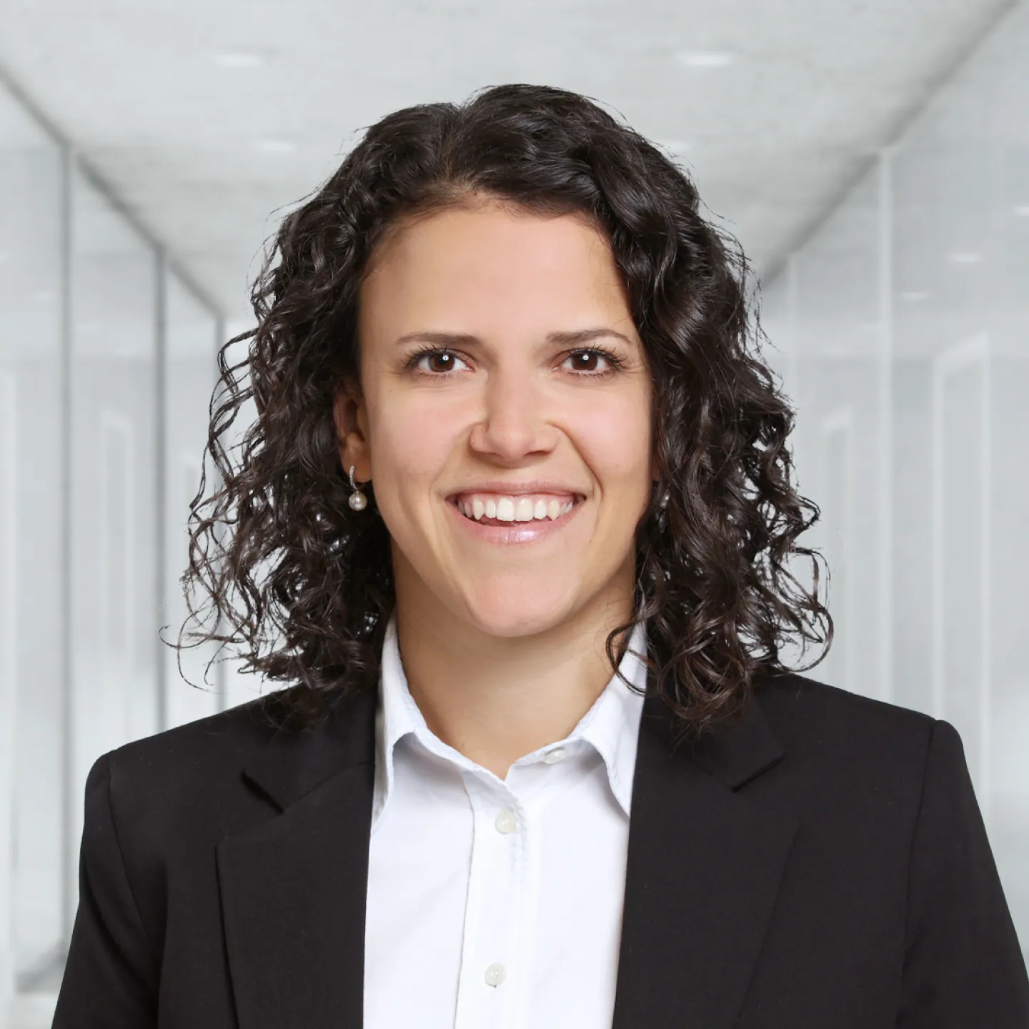 Businessporträt einer Absolventin im modernen Innenraum der Universität Liechtenstein