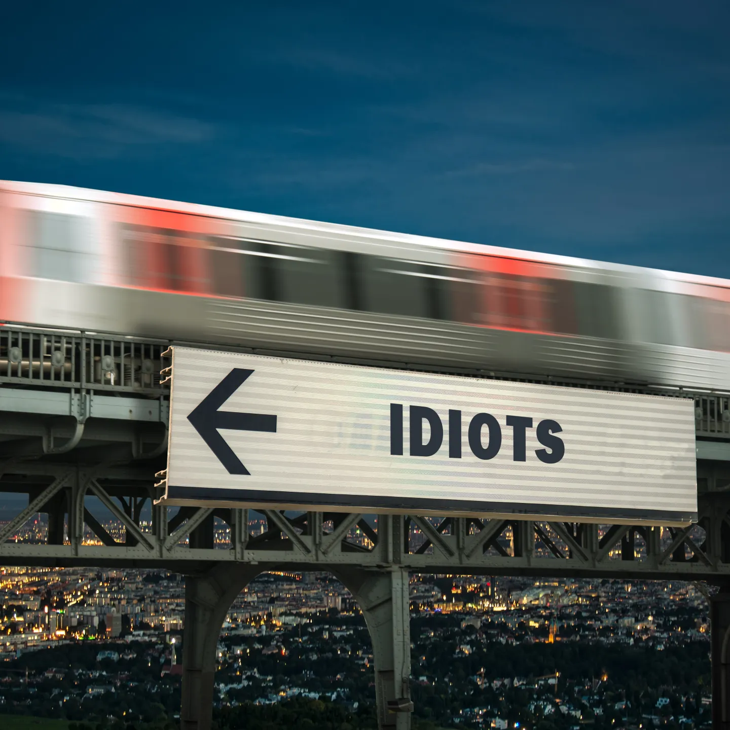 Ein Schild mit Pfeil vor einer vorbeifahrenden Bahn