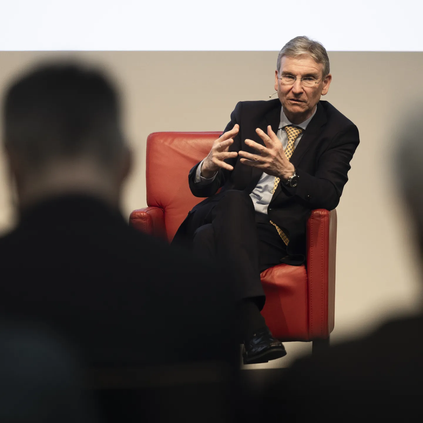 Gesprächspartner spricht im roten Sessel beim Campus-Gespräch der Universität Liechtenstein