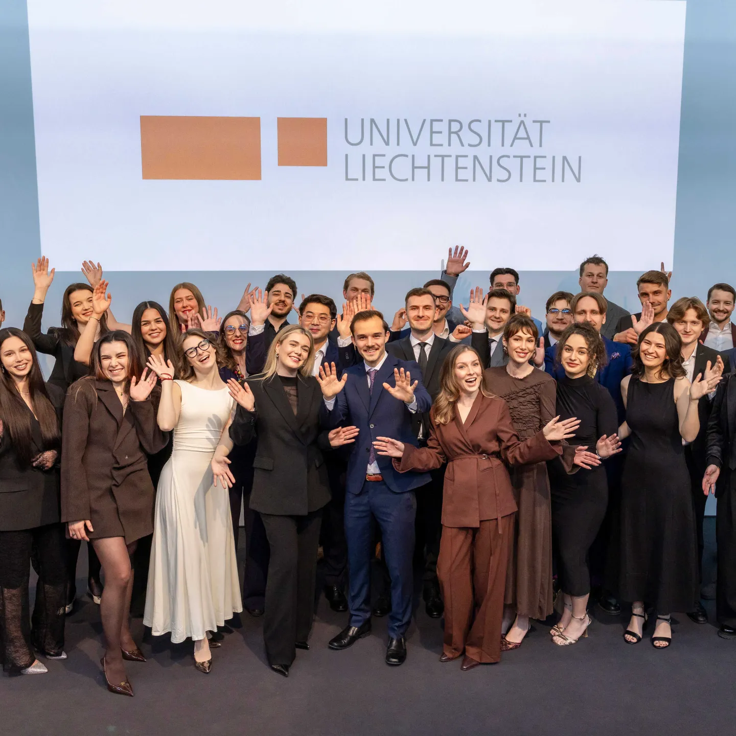 Gemeinsames Gruppenfoto der Graduierenden bei der Diplomfeier der Universität Liechtenstein
