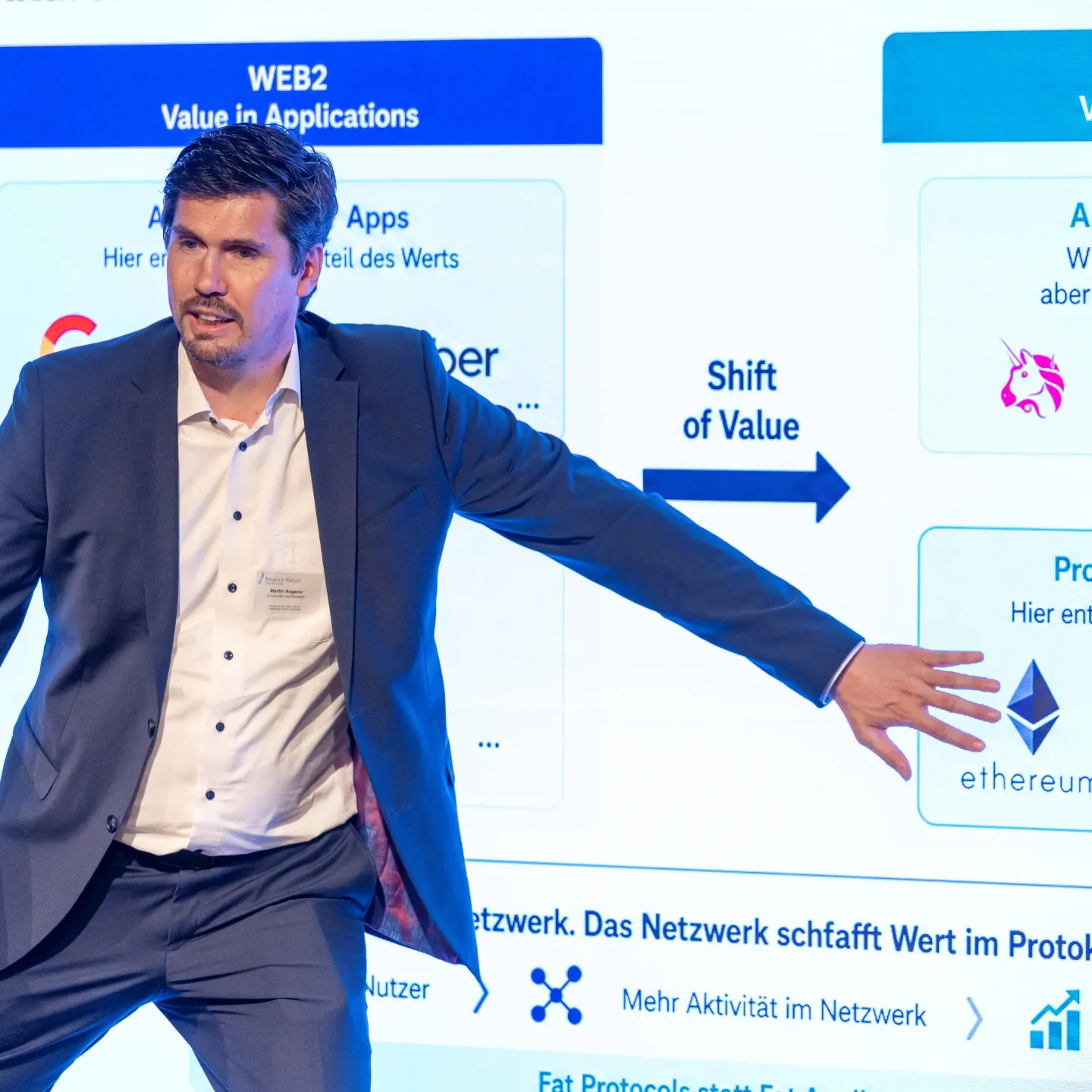 Referent erklärt Finanzthemen anhand einer Präsentation beim Finance Forum 2026