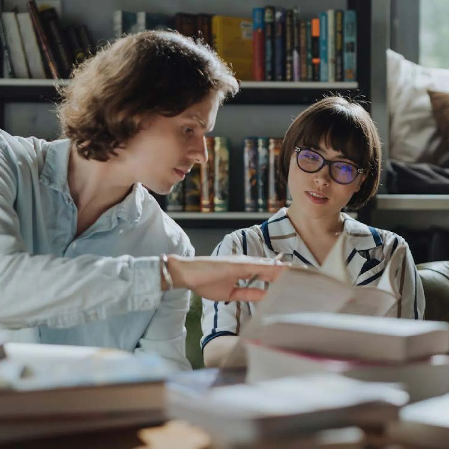 zwei Studierende schauen sich ein Buch an