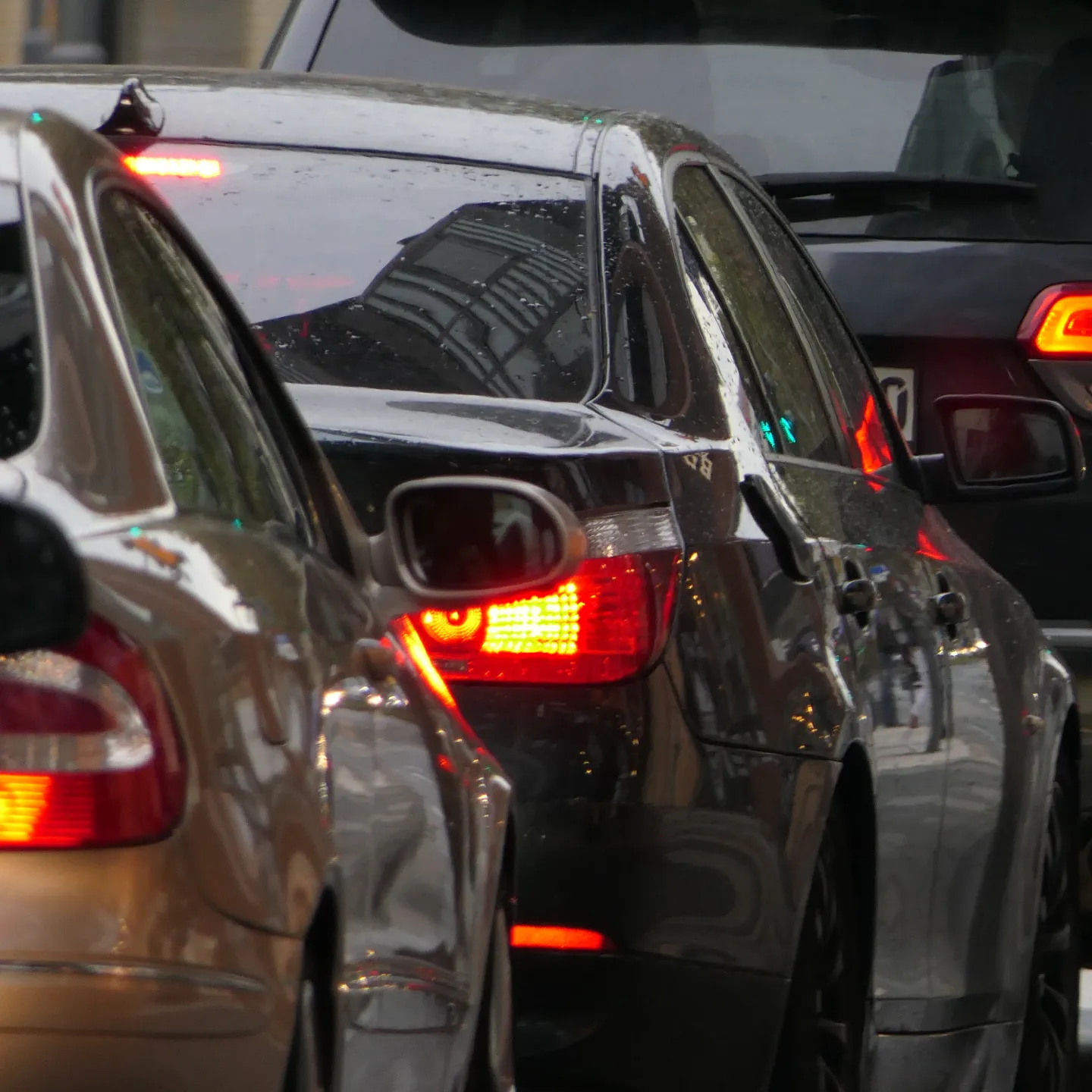 Autos im Stau als Symbolbild für Mobilität, Verkehr und individuelle Freiheit