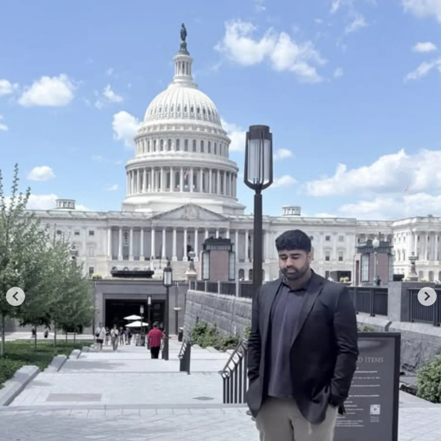 Person vor dem US-Kapitol in Washington, D.C.