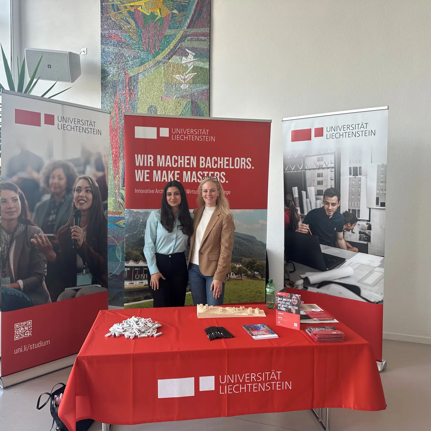 Zwei Frauen auf Messestand