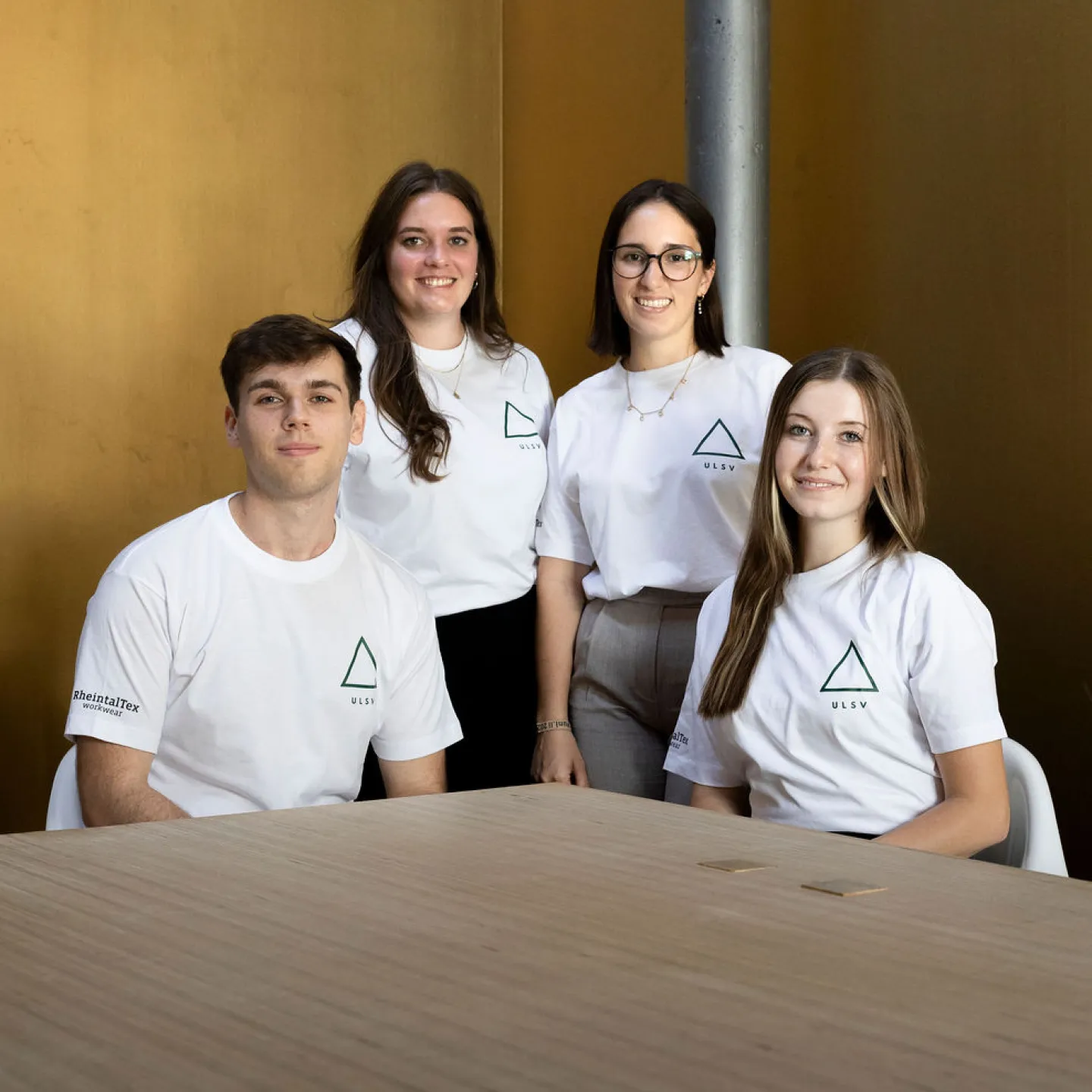 Vier Mitglieder der Studierendenvertretung ULSV sitzen gemeinsam an einem Tisch.