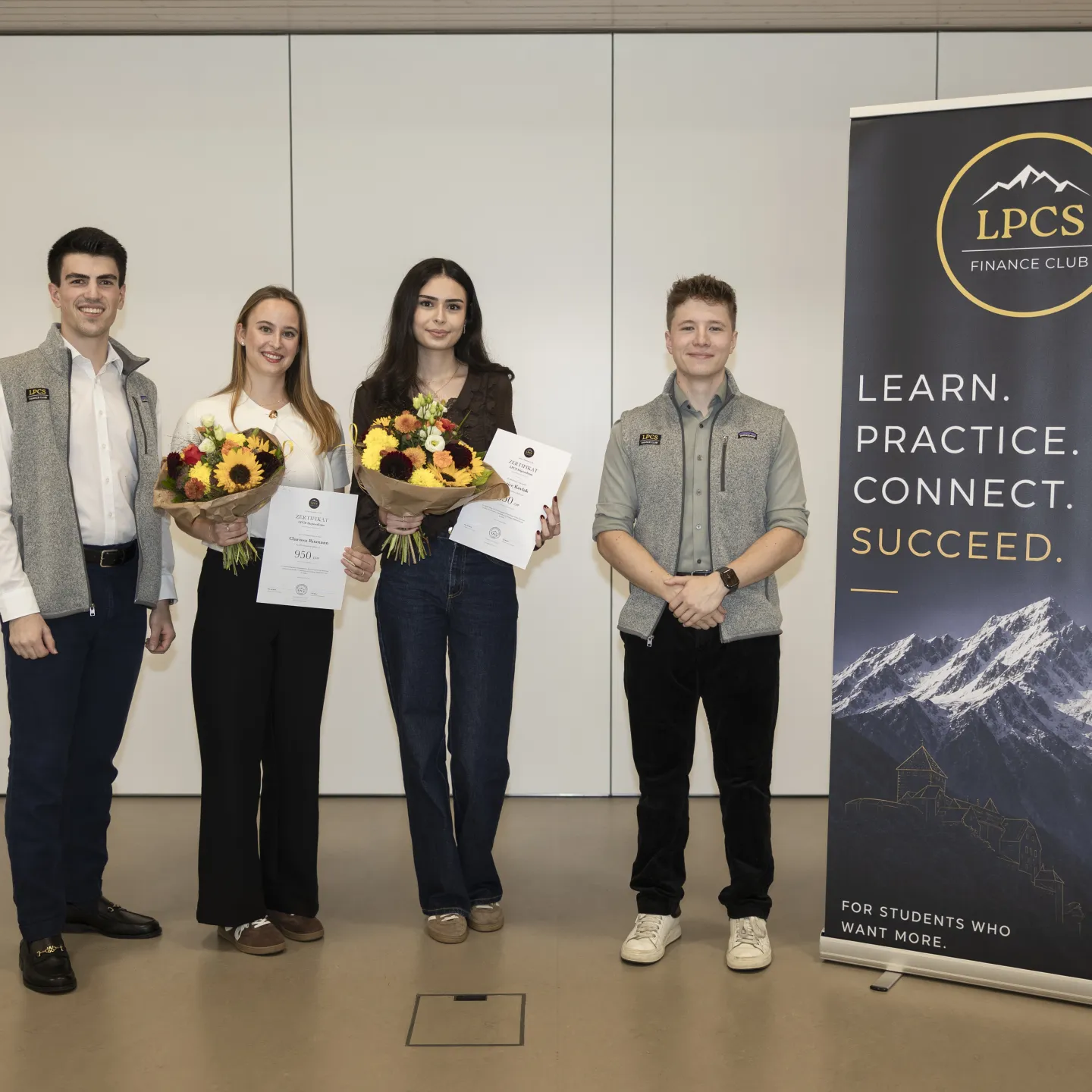 Tim Rotter, Clarissa Rixmann, Hatice Kavlak und Finn von Bank bei der Verleihung des ersten LPCS-Stipendiums. (v.l) 