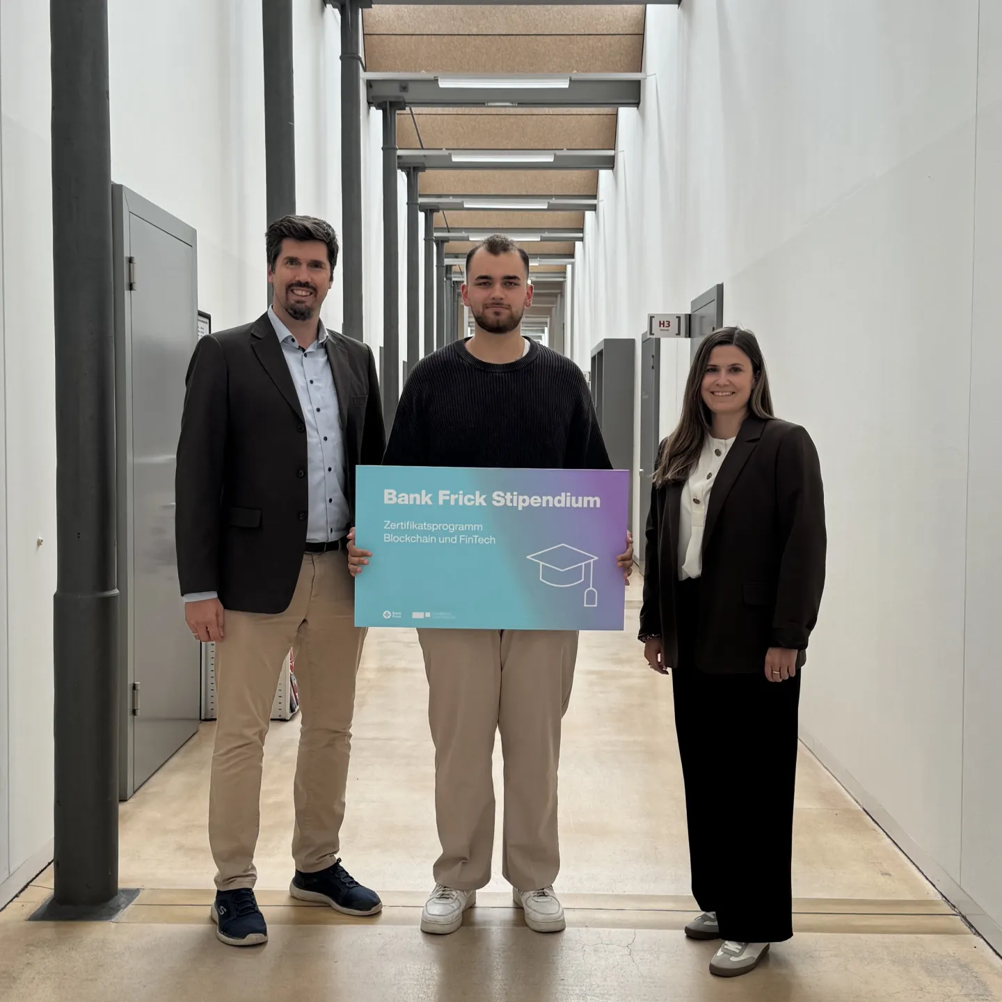 Stipendiat Luca George (mitte) zusammen mit Martin Angerer und Vertreterin Bank Frick
