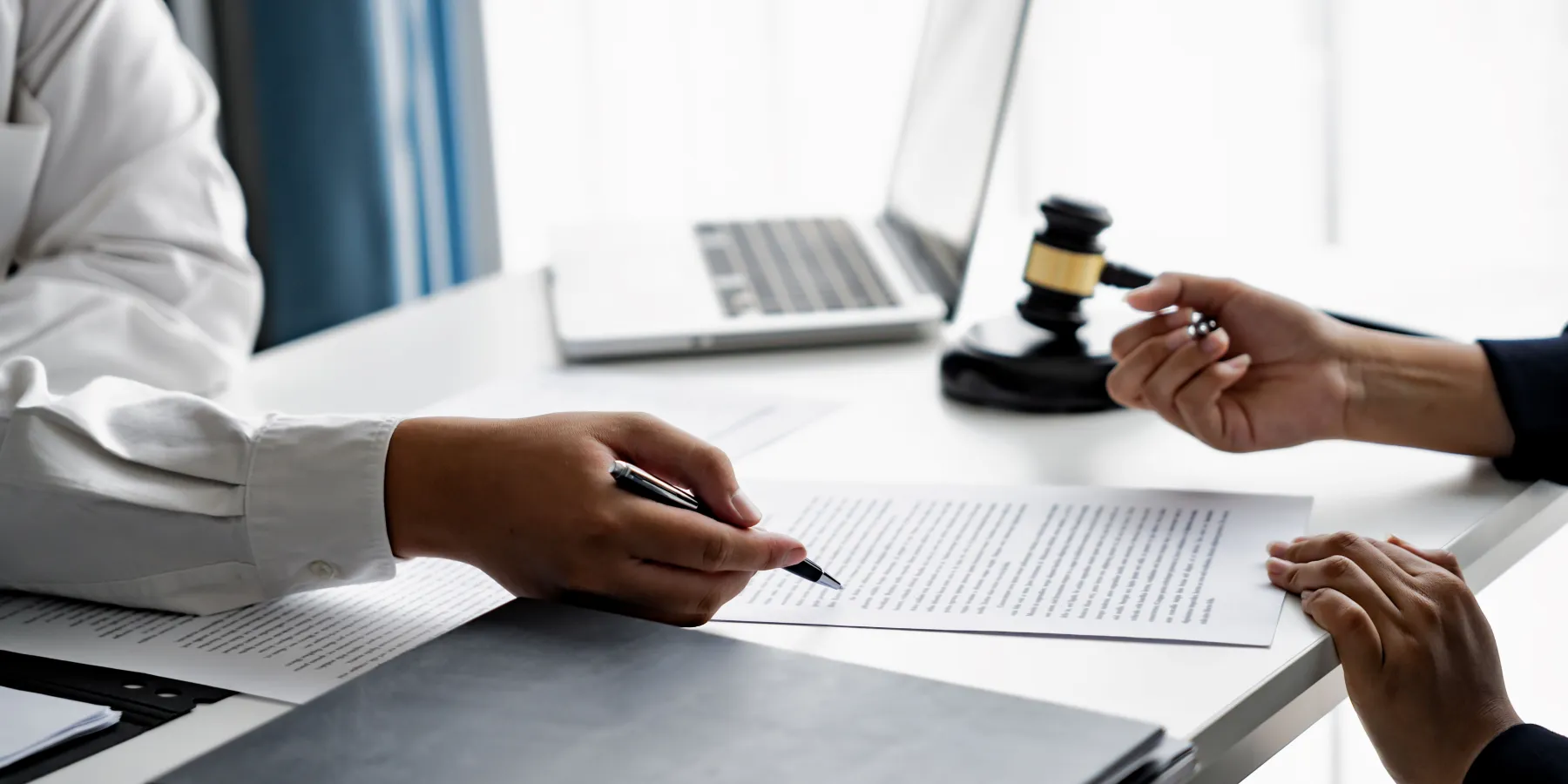 Prozessanwalt bereitet Klageunterlagen für Geschäftsklienten vor