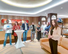 Alumni Veranstaltung mit Studierenden und Gästen im modernen Innenraum der Universität Liechtenstein