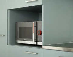 Eingebaute Mikrowelle in der modernen Gemeinschaftsküche des Studierendenwohnheims der Universität Liechtenstein.