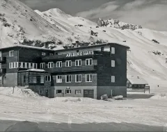 Schwarz-Weiss Aufnahme eines Gebäudes des Architekten Ernst Sommerlad