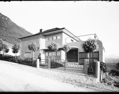 Schwarz-Weiss Aufnahme eines Gebäudes des Architekten Ernst Sommerlad